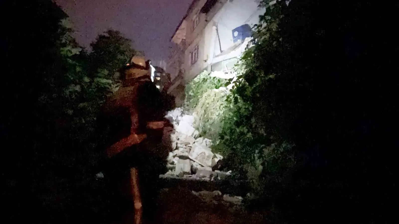 ZONGULDAK'TA İKİ KATLI BİR BİNADA KISMİ GÖÇÜK MEYDANA GELDİ. İHBAR ÜZERİNE POLİS VE İTFAİYE EKİPLERİ HAREKETE GEÇTİ. BİNANIN ÖNÜNDEKİ İSTİNAT DUVARLARINDA DA ÇATLAKLAR TESPİT EDİLDİ.