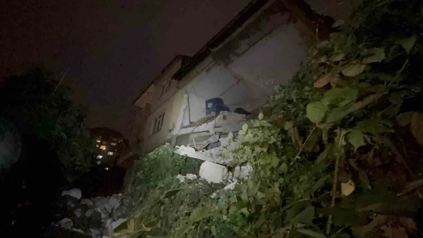 ZONGULDAK'TA İKİ KATLI BİR BİNADA KISMİ GÖÇÜK MEYDANA GELDİ. İHBAR ÜZERİNE POLİS VE İTFAİYE EKİPLERİ HAREKETE GEÇTİ. BİNANIN ÖNÜNDEKİ İSTİNAT DUVARLARINDA DA ÇATLAKLAR TESPİT EDİLDİ.