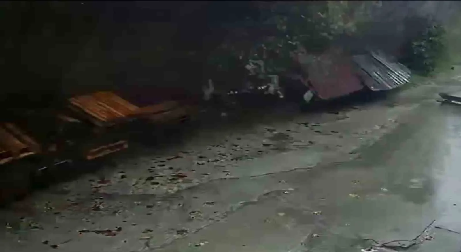 ZONGULDAK’TA GEÇEN HAFTA ETKİLİ OLAN YAĞIŞLARIN ARDINDAN BİR İSTİNAT DUVARININ ÇÖKME ANINA İLİŞKİN KAMERA GÖRÜNTÜLERİ ORTAYA ÇIKTI. KARAELMAS SANAYİ SİTESİ’NDE PARK HALİNDEKİ 2 ARACIN ENKAZ ALTINDA KALDIĞI, KÖPEK KULÜBESİNDEKİ KÖPEKLERİN TELEF OLDUĞU OLAYIN GÖRÜNTÜLERİ DUVARIN YIKILDIĞI ANI GÖZLER ÖNÜNE SERDİ.