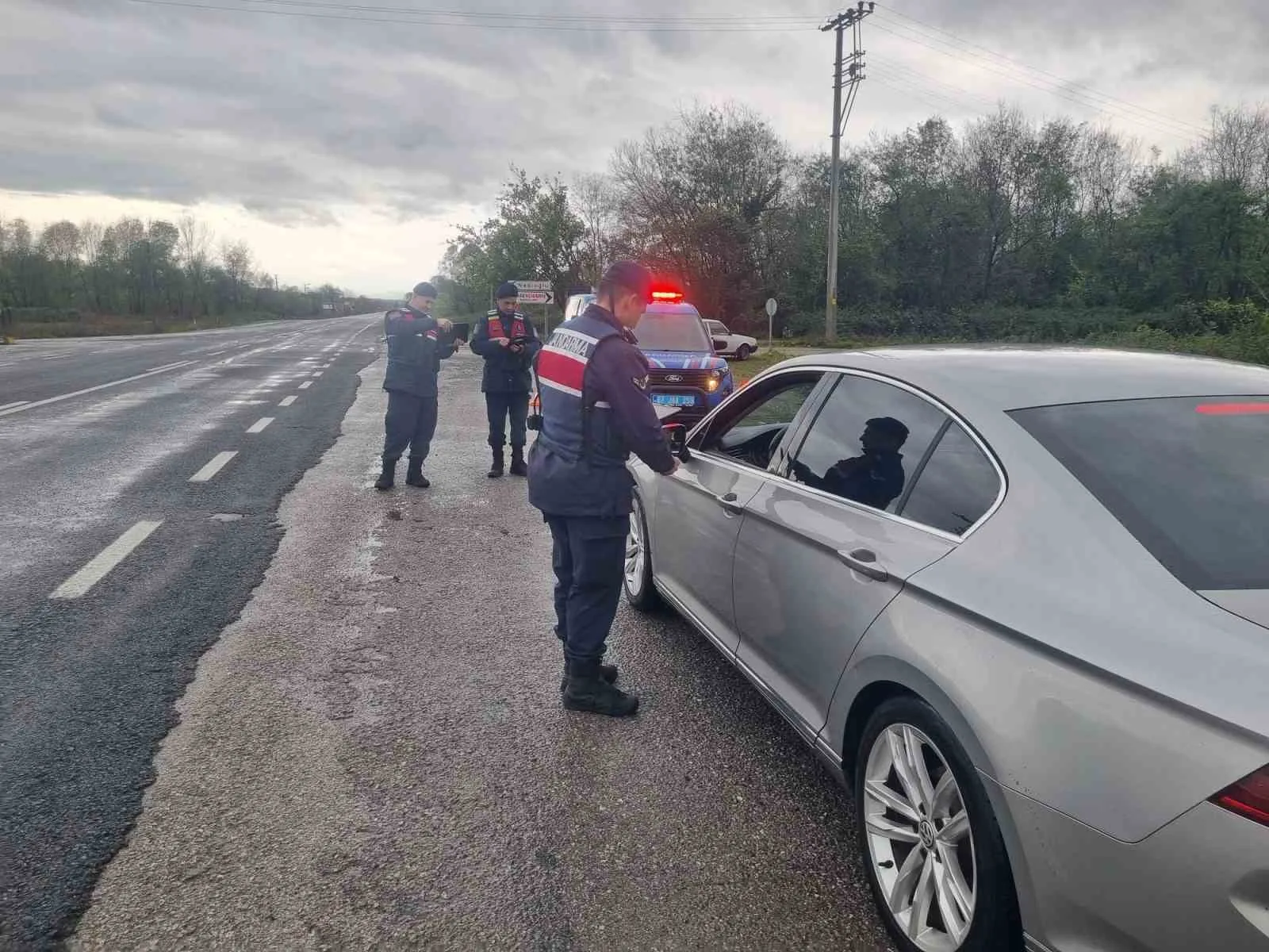 ZONGULDAK'IN ÇAYCUMA İLÇESİNDE JANDARMA EKİPLERİ, TRAFİK GÜVENLİĞİNİN SAĞLANMASI AMACIYLA YOL KONTROLLERİNİ SÜRDÜRÜYOR.