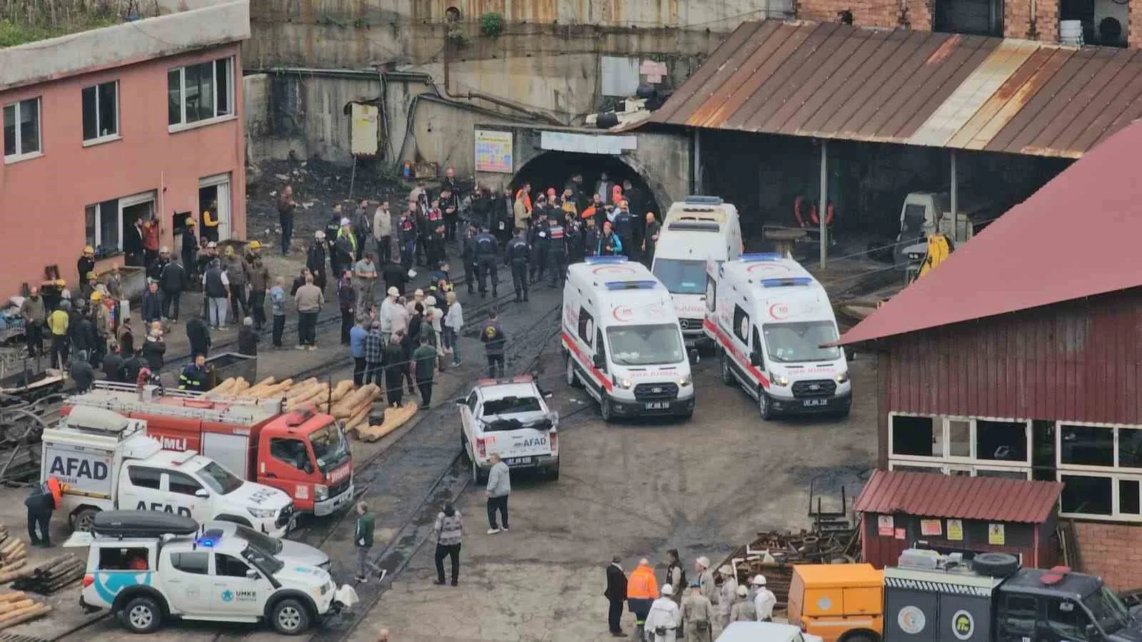 ZONGULDAK’IN KİLİMLİ İLÇESİNE BAĞLI GELİK BELDESİNDE ÖZEL BİR MADEN OCAĞINDA MEYDANA GELEN GRİZU PATLAMASINDA 2 İŞÇİ HAYATINI KAYBETTİ, 2’Sİ AĞIR 5 İŞÇİ YARALANDI.