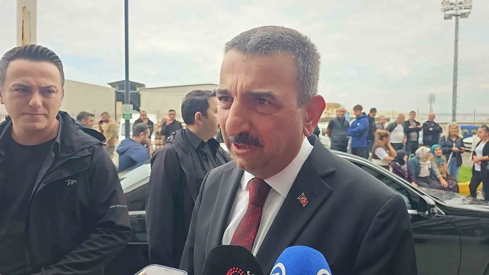 ZONGULDAK VALİSİ OSMAN HACIBEKTAŞOĞLU, HASTANEDE YARALILARI ZİYARET ETTİKTEN SONRA YAPTIĞI AÇIKLAMADA, OCAKTA BULUNAN 8 İŞÇİDEN 7'SİNİN ÇIKARILDIĞINI BELİRTTİ. HACIBEKTAŞOĞLU, ÇIKARILAN İŞÇİLERDEN 2'SİNİN HASTANEDE HAYATINI KAYBETTİĞİNİ, 5 İŞÇİNİN İSE YARALANDIĞINI BİLDİRDİ.