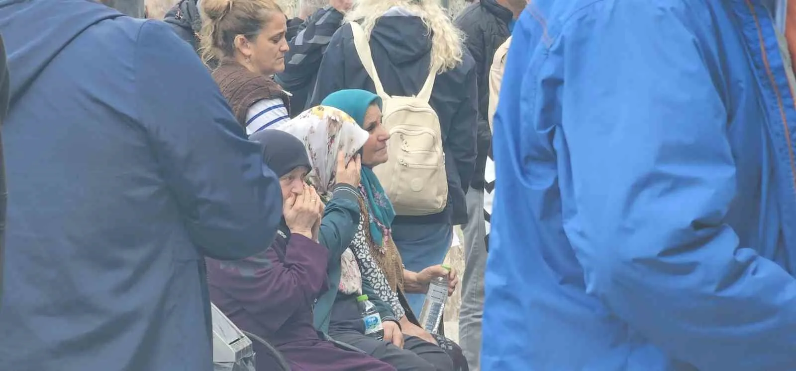 PATLAMA HABERİNİ ALAN İŞÇİ YAKINLARI DA HASTANEYE GELEREK ENDİŞELİ VE GÖZYAŞLI BEKLEYİŞİ SÜRÜYOR.