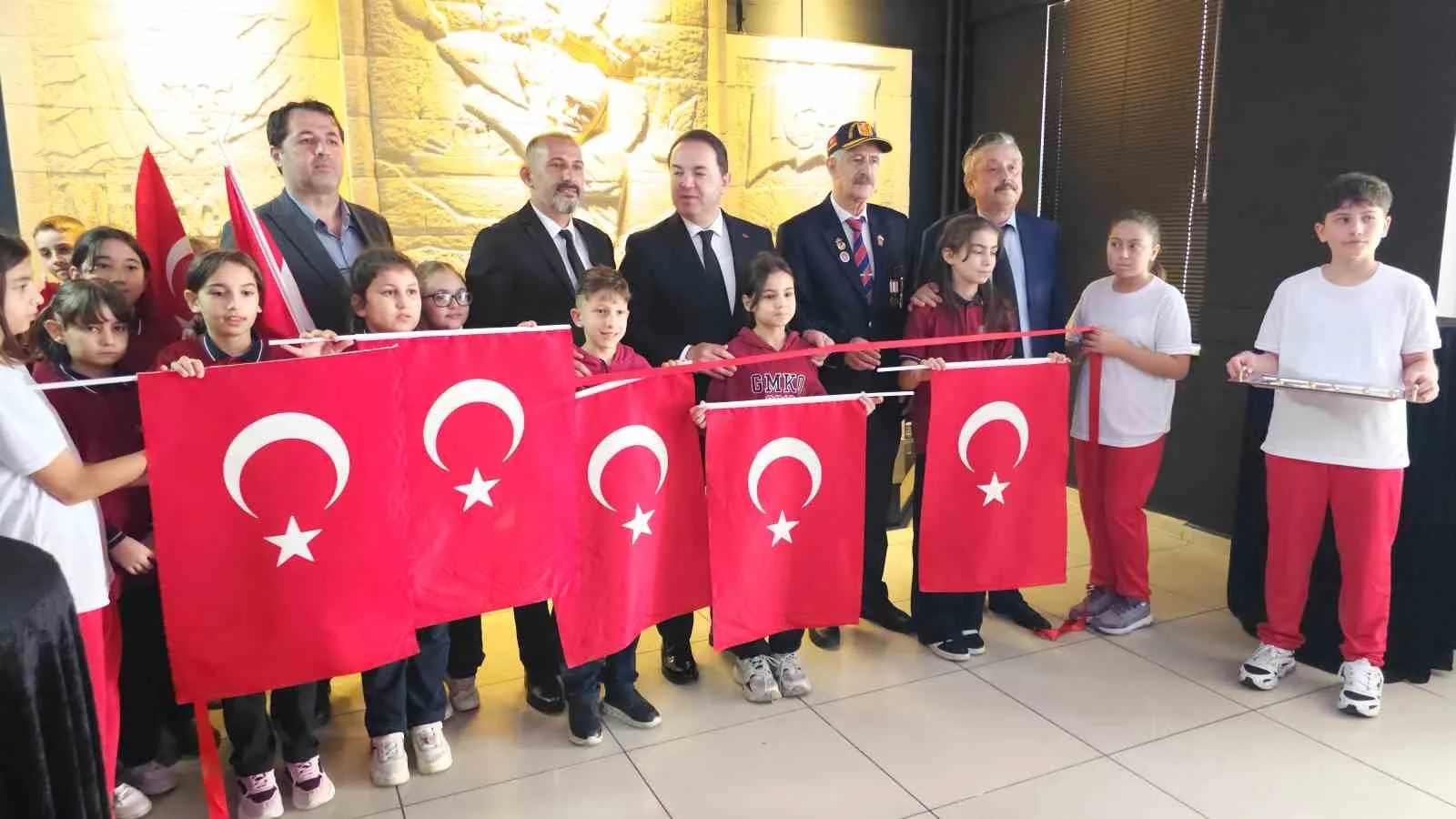 ZONGULDAK’TA ŞEHİTLİKTEN GELEN BAYRAĞIN SERGİLENDİĞİ "ÇANAKKALE MUHAREBELERİ" RÖLYEFİNİN AÇILIŞI GERÇEKLEŞTİRİLDİ