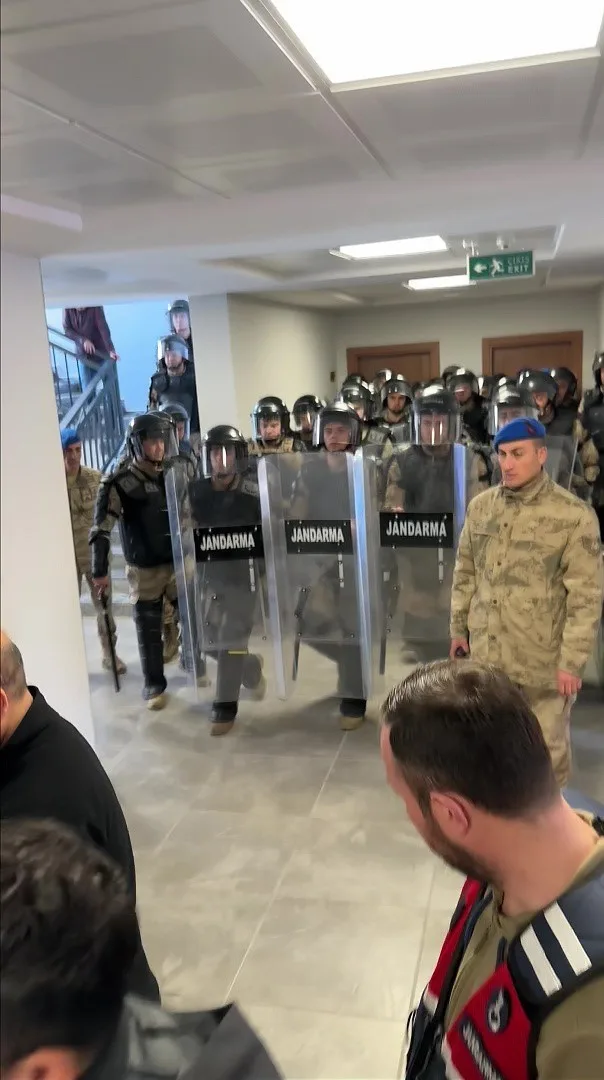 SEÇİM SONUCUNA YÖNELİK İTİRAZLAR ÜZERİNE SALONDA TARTIŞMA YAŞANMIŞ, JANDARMA EKİPLERİ TARAFLAR ARASINDAKİ GERGİNLİĞE MÜDAHALE ETMİŞTİ. (ARŞİV)