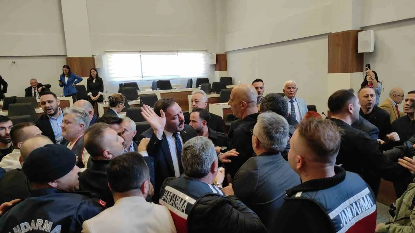 SEÇİM SONUCUNA YÖNELİK İTİRAZLAR ÜZERİNE SALONDA TARTIŞMA YAŞANMIŞ, JANDARMA EKİPLERİ TARAFLAR ARASINDAKİ GERGİNLİĞE MÜDAHALE ETMİŞTİ. (ARŞİV)