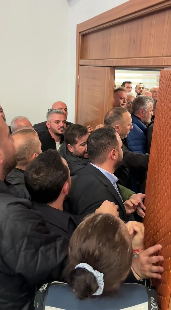 SEÇİM SONUCUNA YÖNELİK İTİRAZLAR ÜZERİNE SALONDA TARTIŞMA YAŞANMIŞ, JANDARMA EKİPLERİ TARAFLAR ARASINDAKİ GERGİNLİĞE MÜDAHALE ETMİŞTİ. (ARŞİV)