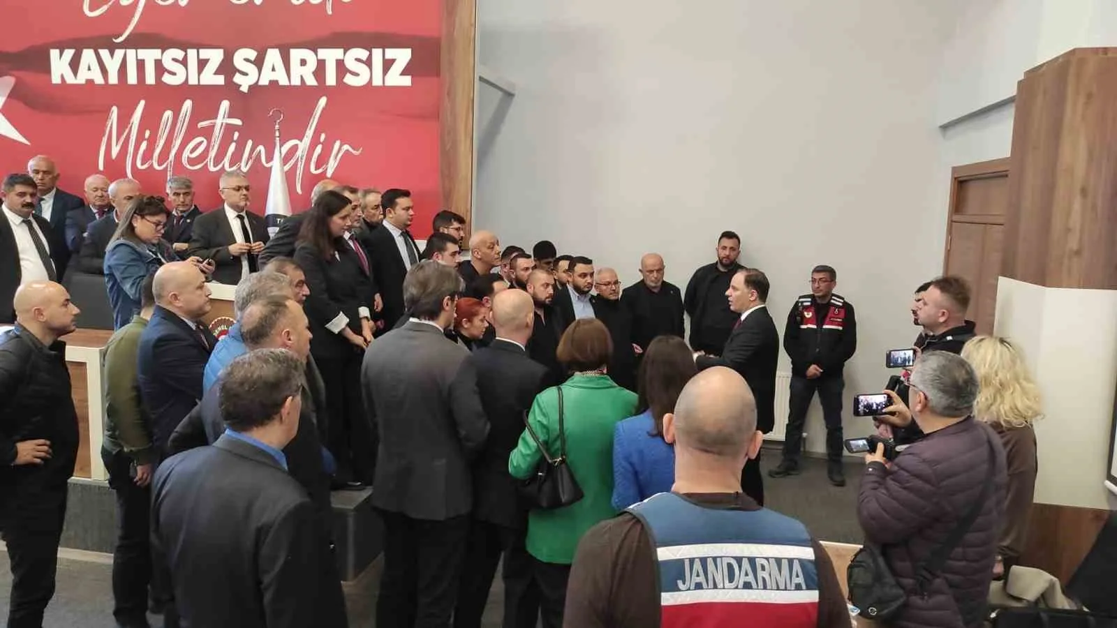 SEÇİM SONUCUNA YÖNELİK İTİRAZLAR ÜZERİNE SALONDA TARTIŞMA YAŞANMIŞ, JANDARMA EKİPLERİ TARAFLAR ARASINDAKİ GERGİNLİĞE MÜDAHALE ETMİŞTİ. (ARŞİV)