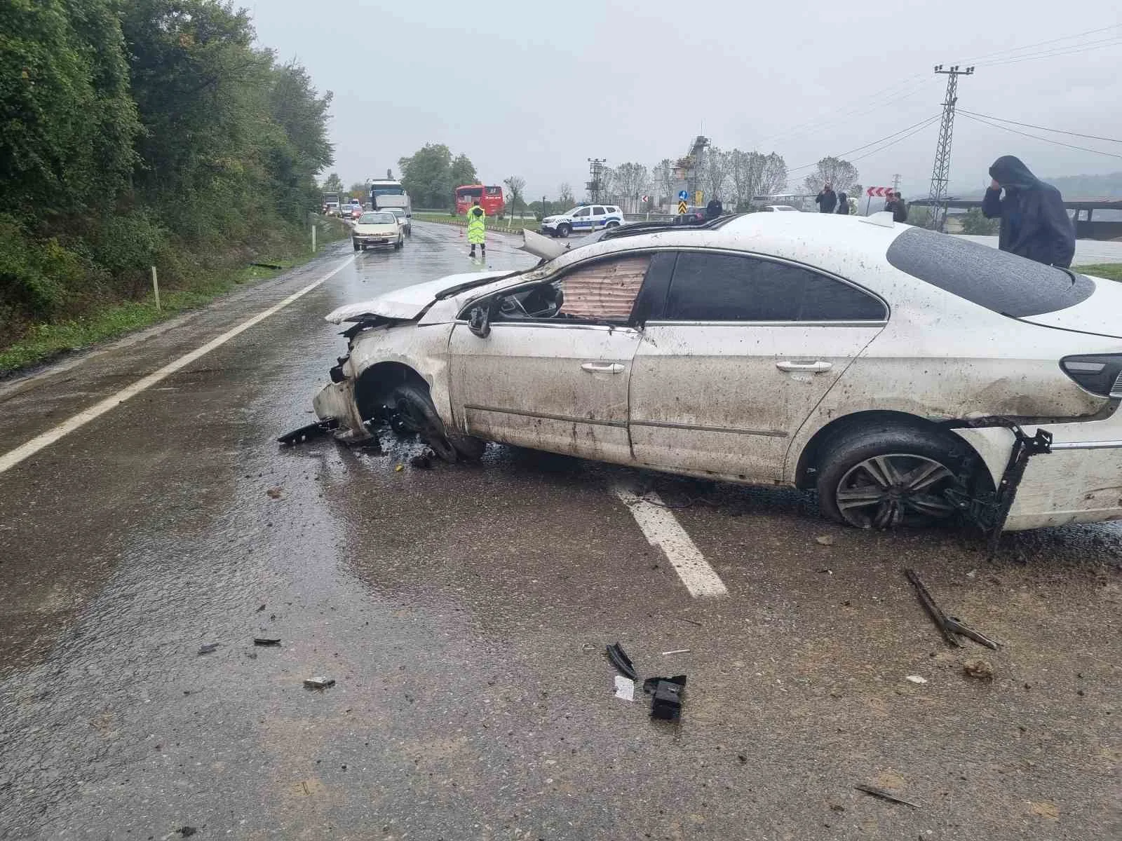 ZONGULDAK’IN ÇAYCUMA İLÇESİ KARAYOLUNDA KONTROLDEN ÇIKAN OTOMOBİL BARİYERLERE ÇARPTI. KAZADA YARALANAN SÜRÜCÜ, HASTANEYE KALDIRILDI.