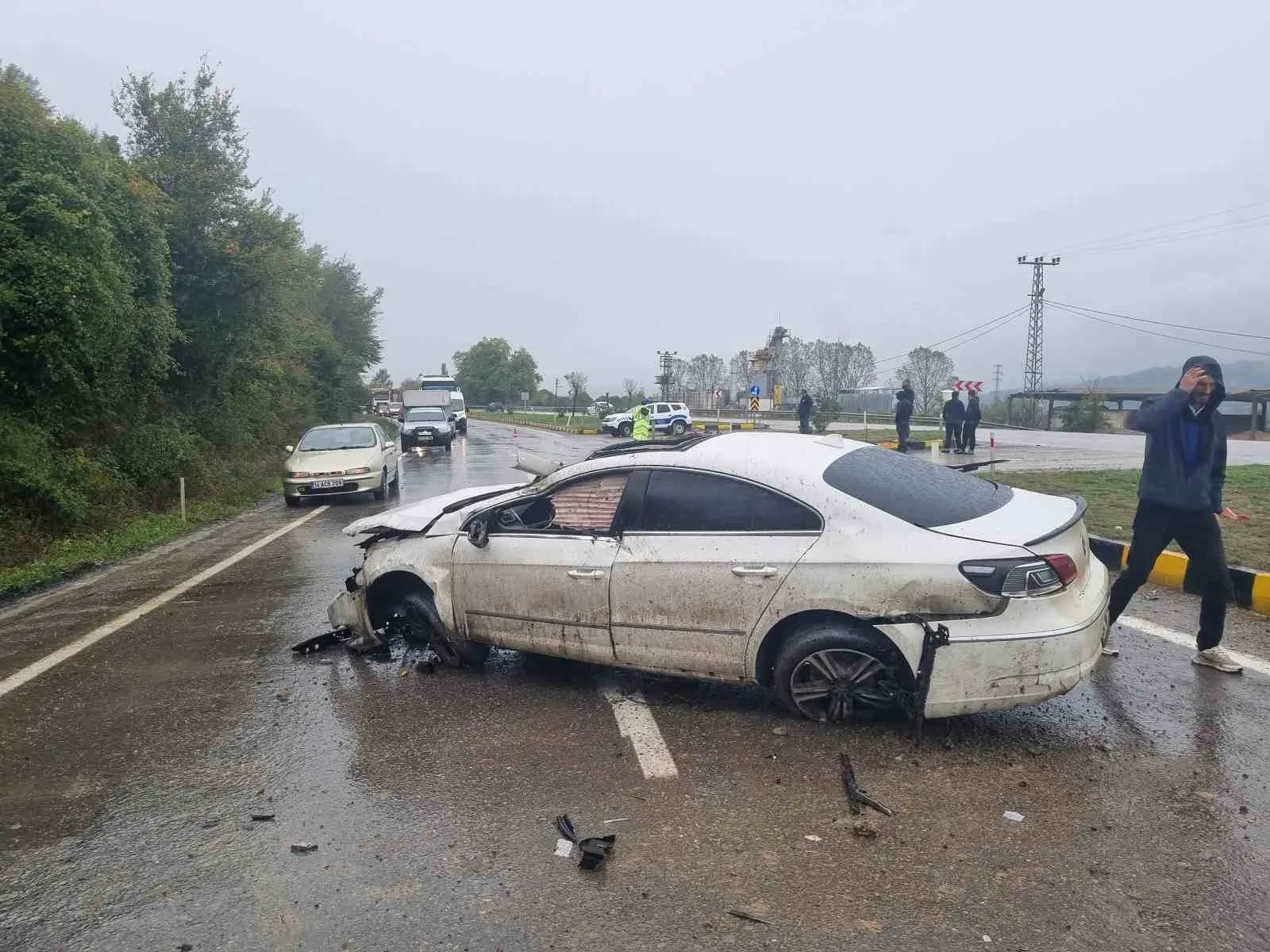 ZONGULDAK’IN ÇAYCUMA İLÇESİ KARAYOLUNDA KONTROLDEN ÇIKAN OTOMOBİL BARİYERLERE ÇARPTI. KAZADA YARALANAN SÜRÜCÜ, HASTANEYE KALDIRILDI.