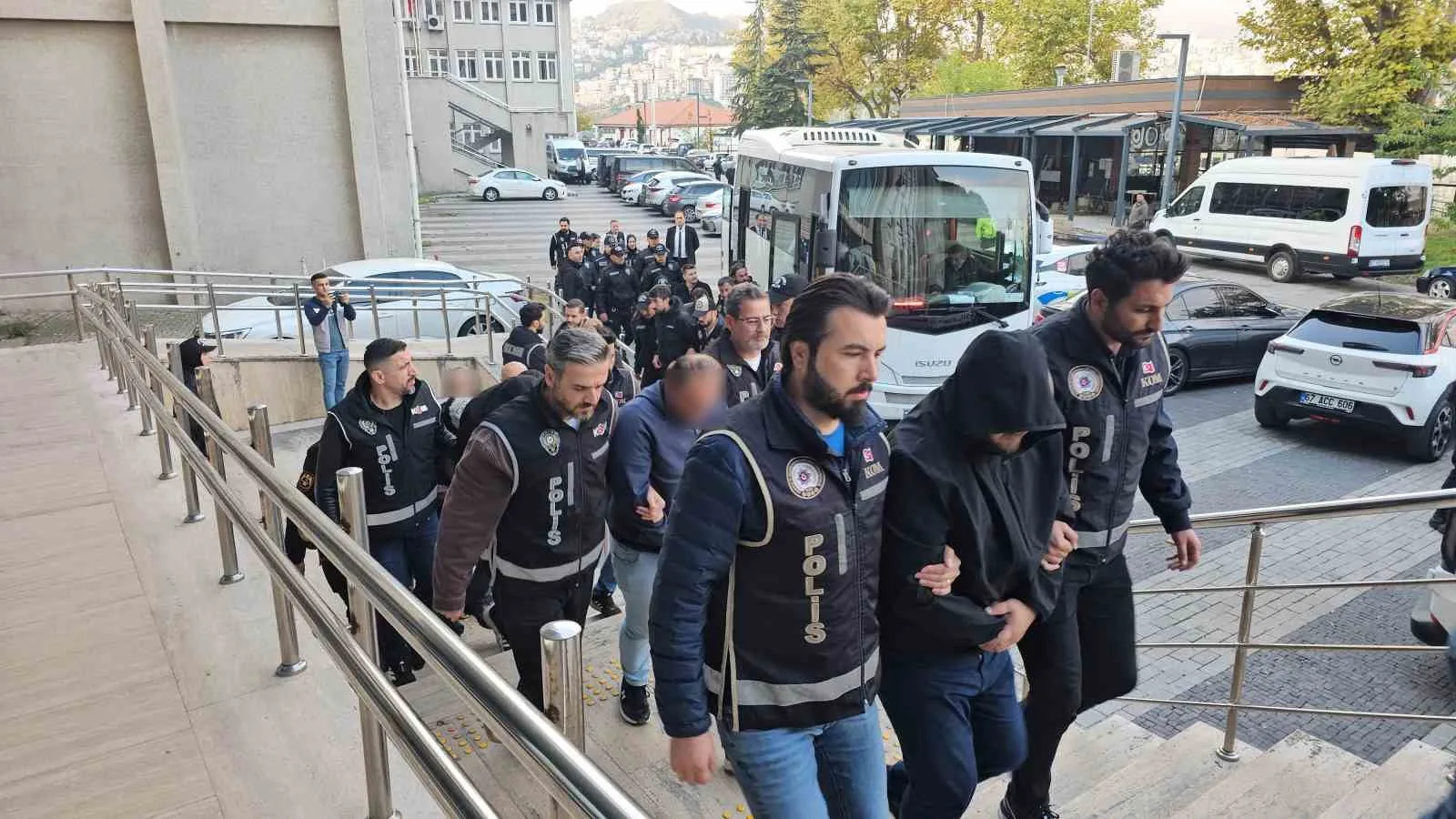 ZONGULDAK'IN ÇAYCUMA İLÇESİNDE 17 TEMMUZ'DA ORMAN İŞÇİSİ HAMİ HAMARAT'IN (28) ARACINDA ÖLÜ BULUNMASININ ARDINDAN SORUŞTURMA GENİŞLETİLDİ. RUHSATSIZ İŞLETİLEN MADEN OCAKLARINA YÖNELİK DENETİMLERDE RÜŞVET ALINDIĞI İDDİALARI ÜZERİNE YÜRÜTÜLEN SORUŞTURMADA, 2'Sİ ORMAN GÖREVLİSİ OLMAK ÜZERE 16 ŞÜPHELİ ADLİYEYE SEVK EDİLDİ.