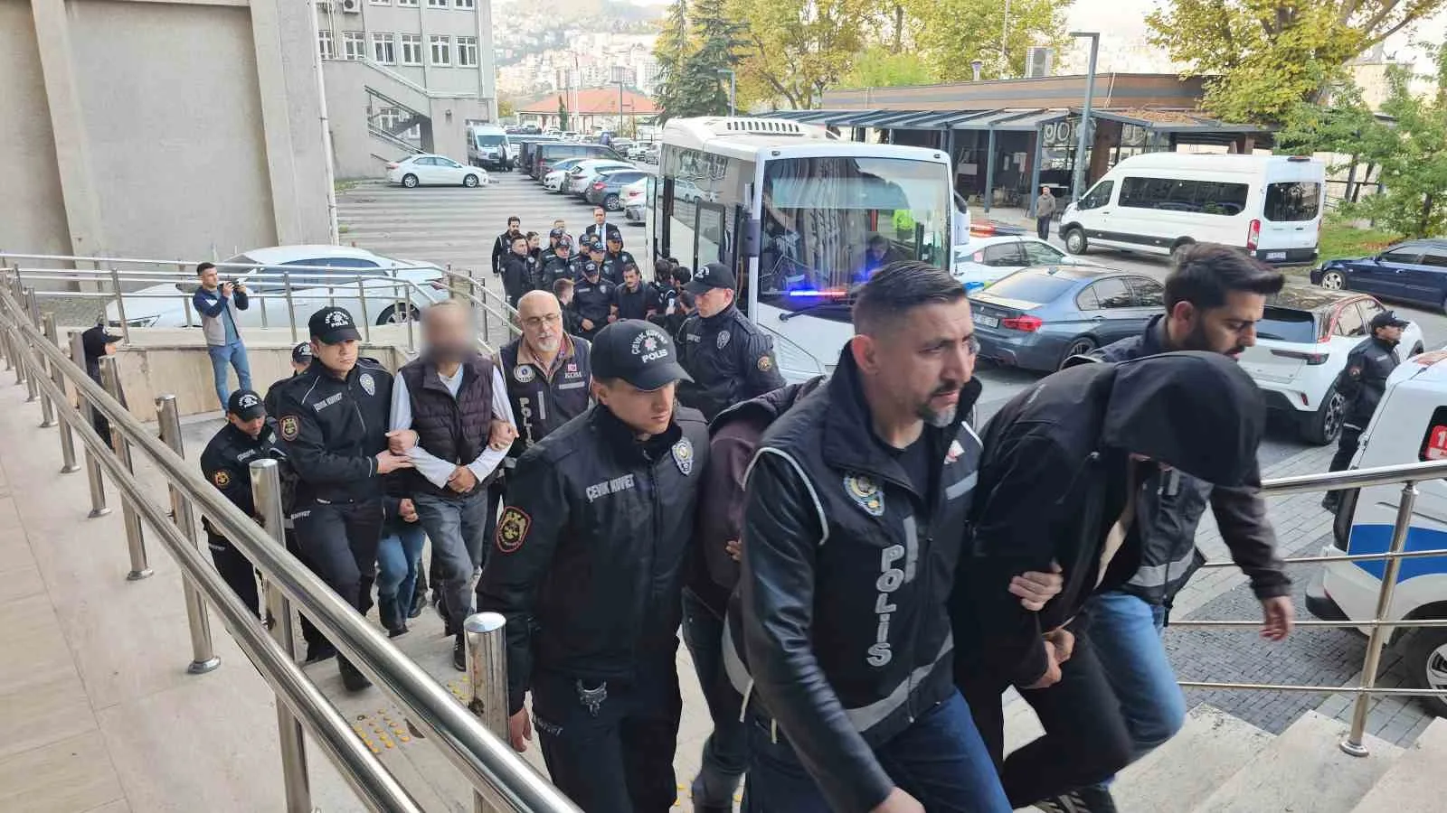 ZONGULDAK'TA RUHSATSIZ İŞLETİLEN MADEN OCAKLARINA YÖNELİK DENETİMLERDE RÜŞVET ALINDIĞI İDDİALARI ÜZERİNE YÜRÜTÜLEN SORUŞTURMADA 16 ŞÜPHELİ ADLİYEYE SEVK EDİLDİ.