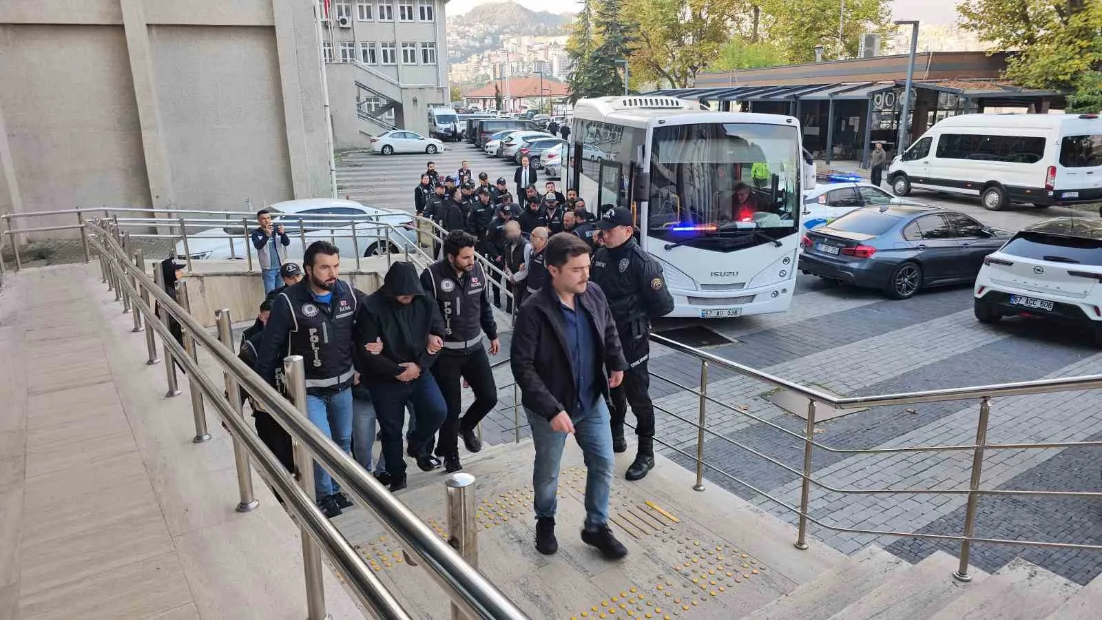 ZONGULDAK'TA RUHSATSIZ İŞLETİLEN MADEN OCAKLARINA YÖNELİK DENETİMLERDE RÜŞVET ALINDIĞI İDDİALARI ÜZERİNE YÜRÜTÜLEN SORUŞTURMADA 16 ŞÜPHELİ ADLİYEYE SEVK EDİLDİ.