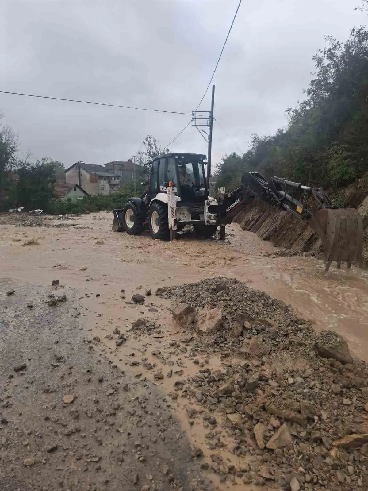 ZONGULDAK GENELİNDE ETKİLİ OLAN KUVVETLİ YAĞIŞLAR NEDENİYLE 112 ACİL ÇAĞRI MERKEZİ'NE 94 İHBAR ULAŞTI. SEL, SU BASKINI VE HEYELAN RİSKLERİNE KARŞI 1053 PERSONEL İLE 348 ARAÇ SAHADA GÖREV YAPARKEN, EN YÜKSEK YAĞIŞ MİKTARI 122 MİLİMETREYLE KARADENİZ EREĞLİ'DE ÖLÇÜLDÜ.