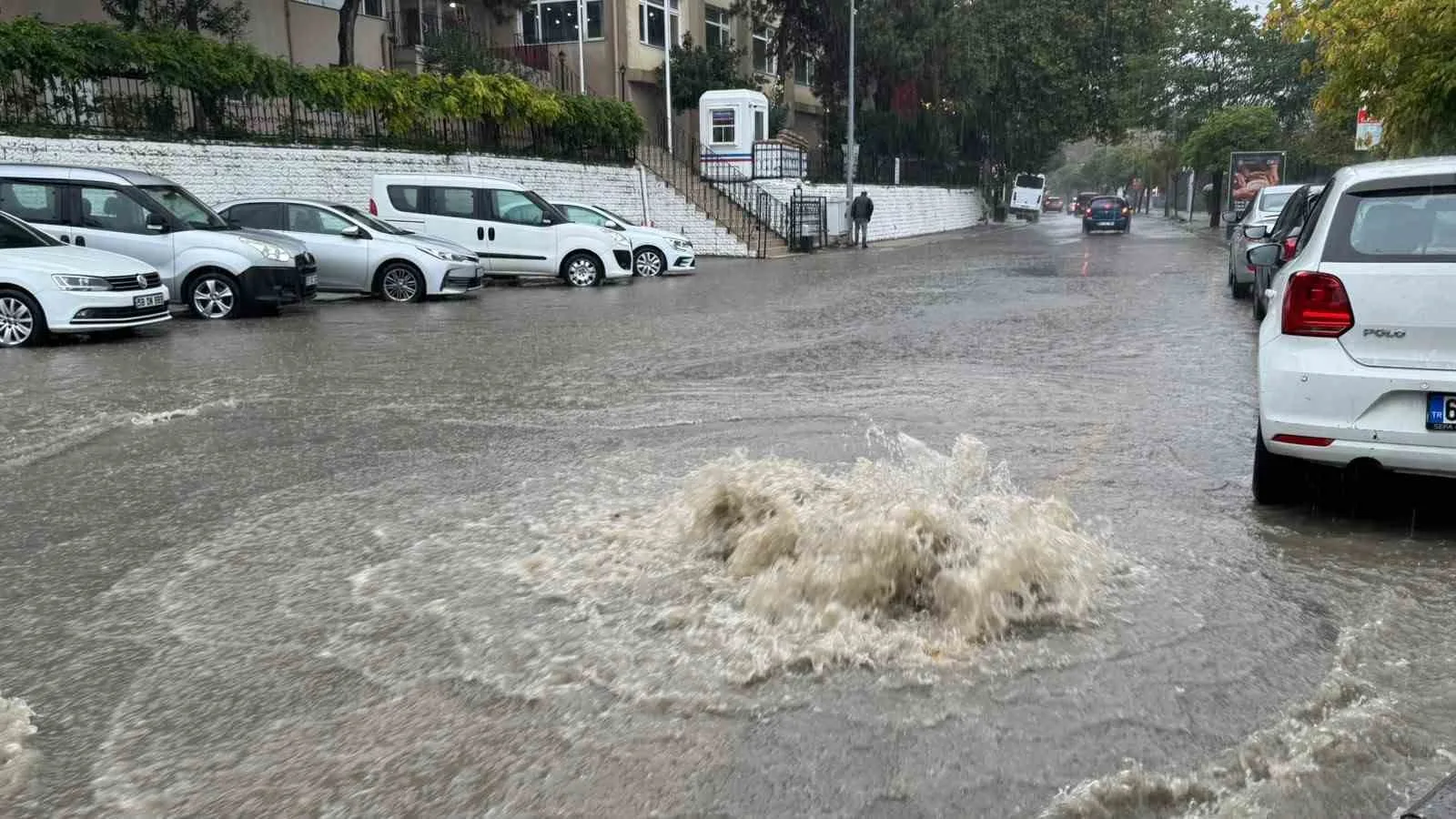 ZONGULDAK’TA ETKİLİ OLAN SAĞANAK NEDENİYLE BAZI YOLLARDA SU BİRİKİNTİLERİ OLUŞURKEN, OLUMSUZ HAVA KOŞULLARI NEDENİYLE MOTOSİKLET, MOTORLU BİSİKLET VE BENZERİ İKİ TEKERLEKLİ ARAÇLAR İLE MOTOKURYELERİN TRAFİĞE ÇIKIŞI GEÇİCİ OLARAK YASAKLANDI.