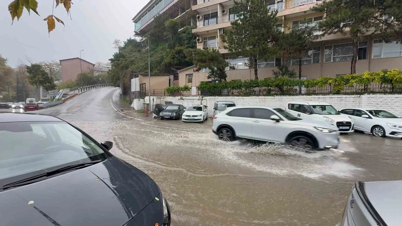 ZONGULDAK’TA ETKİLİ OLAN SAĞANAK NEDENİYLE BAZI YOLLARDA SU BİRİKİNTİLERİ OLUŞURKEN, OLUMSUZ HAVA KOŞULLARI NEDENİYLE MOTOSİKLET, MOTORLU BİSİKLET VE BENZERİ İKİ TEKERLEKLİ ARAÇLAR İLE MOTOKURYELERİN TRAFİĞE ÇIKIŞI GEÇİCİ OLARAK YASAKLANDI.