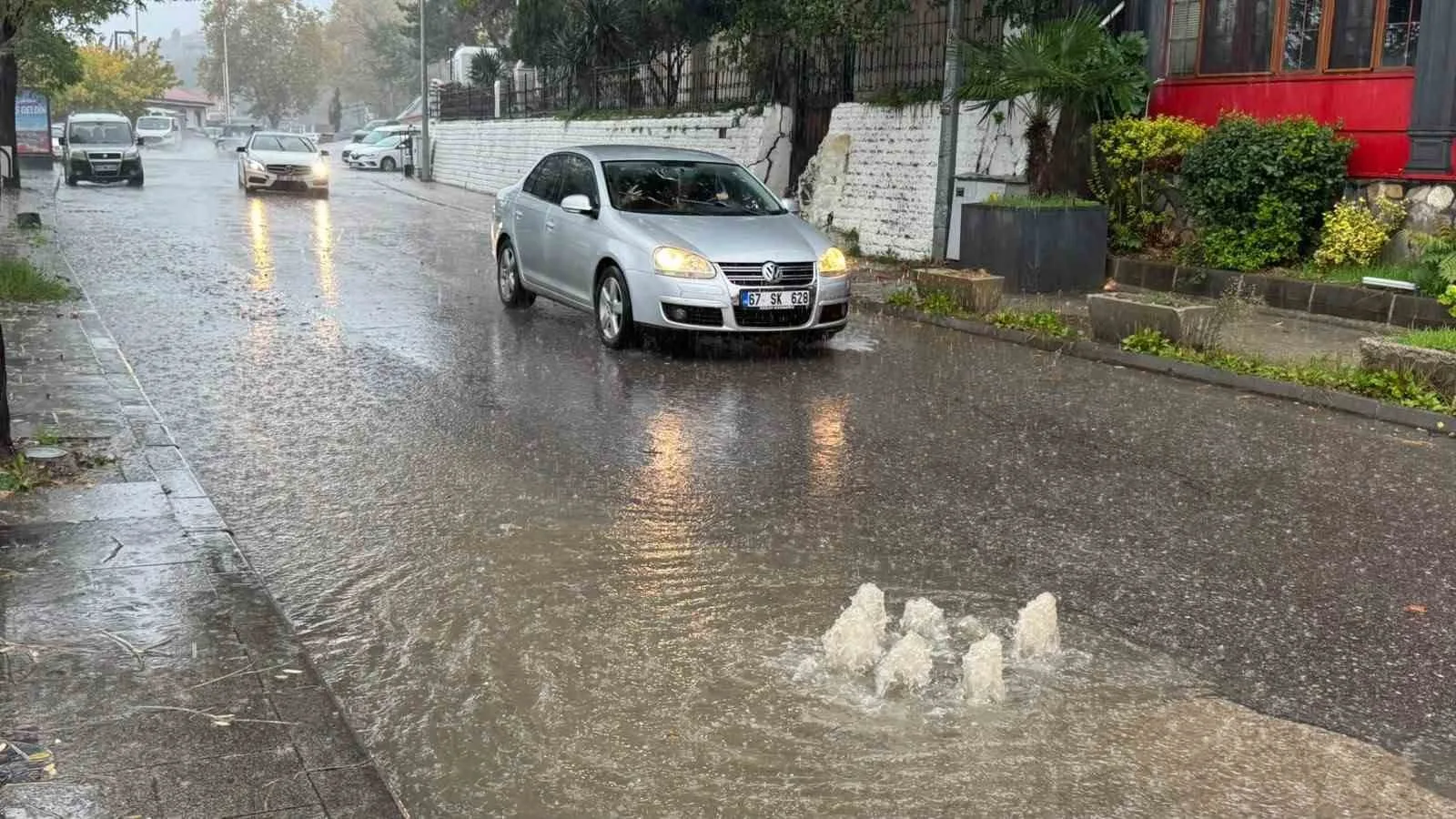 ZONGULDAK’TA ETKİLİ OLAN SAĞANAK NEDENİYLE BAZI YOLLARDA SU BİRİKİNTİLERİ OLUŞURKEN, OLUMSUZ HAVA KOŞULLARI NEDENİYLE MOTOSİKLET, MOTORLU BİSİKLET VE BENZERİ İKİ TEKERLEKLİ ARAÇLAR İLE MOTOKURYELERİN TRAFİĞE ÇIKIŞI GEÇİCİ OLARAK YASAKLANDI.
