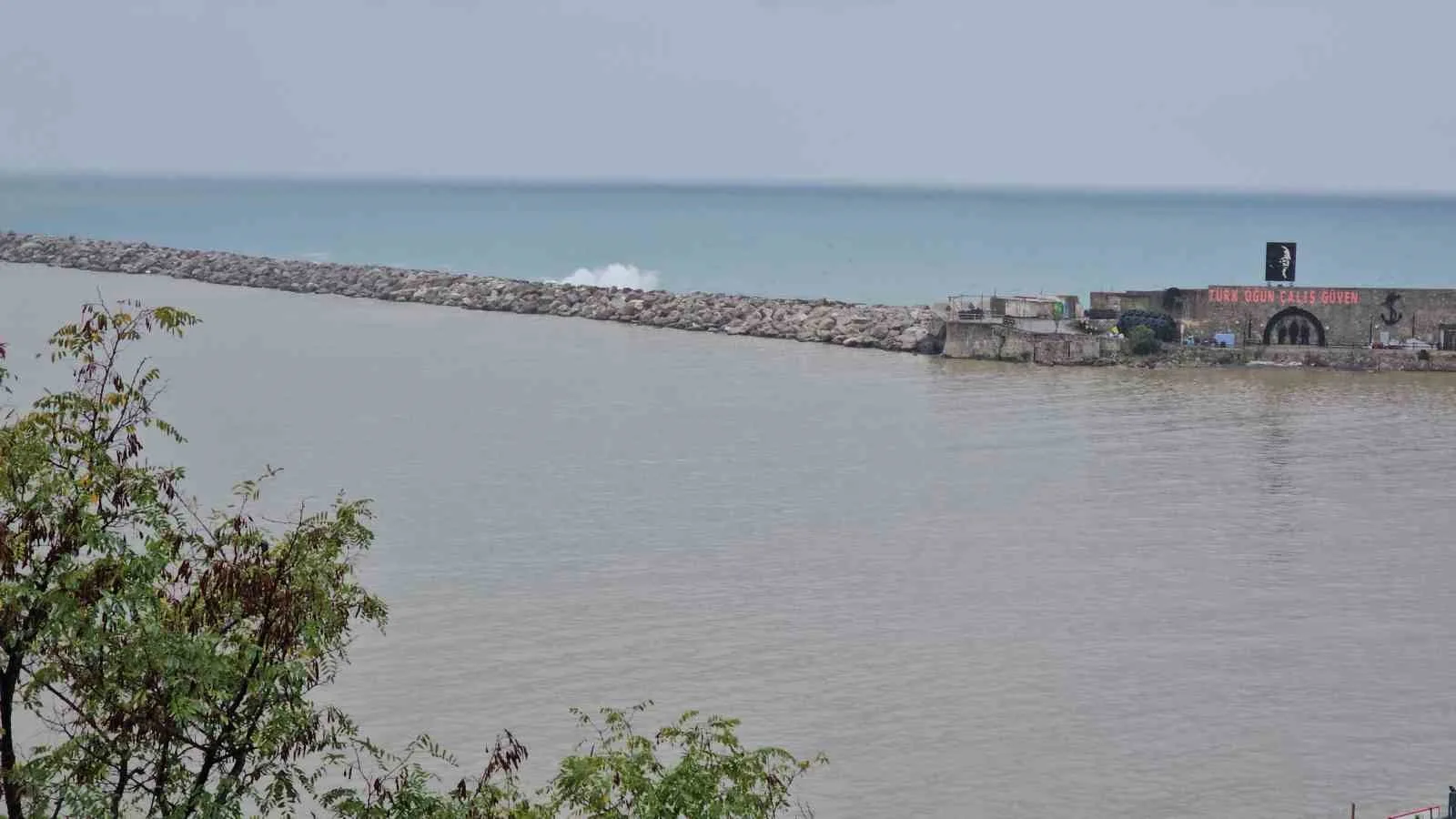 ZONGULDAK'TA ETKİLİ OLAN KUVVETLİ SAĞANAĞIN ARDINDAN KENT MERKEZİNDEKİ DERELERDEN DENİZE TAŞINAN TOPRAK VE ÇAMUR, ZONGULDAK LİMANI'NIN RENGİNİ DEĞİŞTİRDİ. SARI VE KAHVERENGİ TONLARINA BÜRÜNEN LİMANDA, ÇAMURLU SUYUN YAYILDIĞI GENİŞ ALAN DİKKAT ÇEKTİ.
