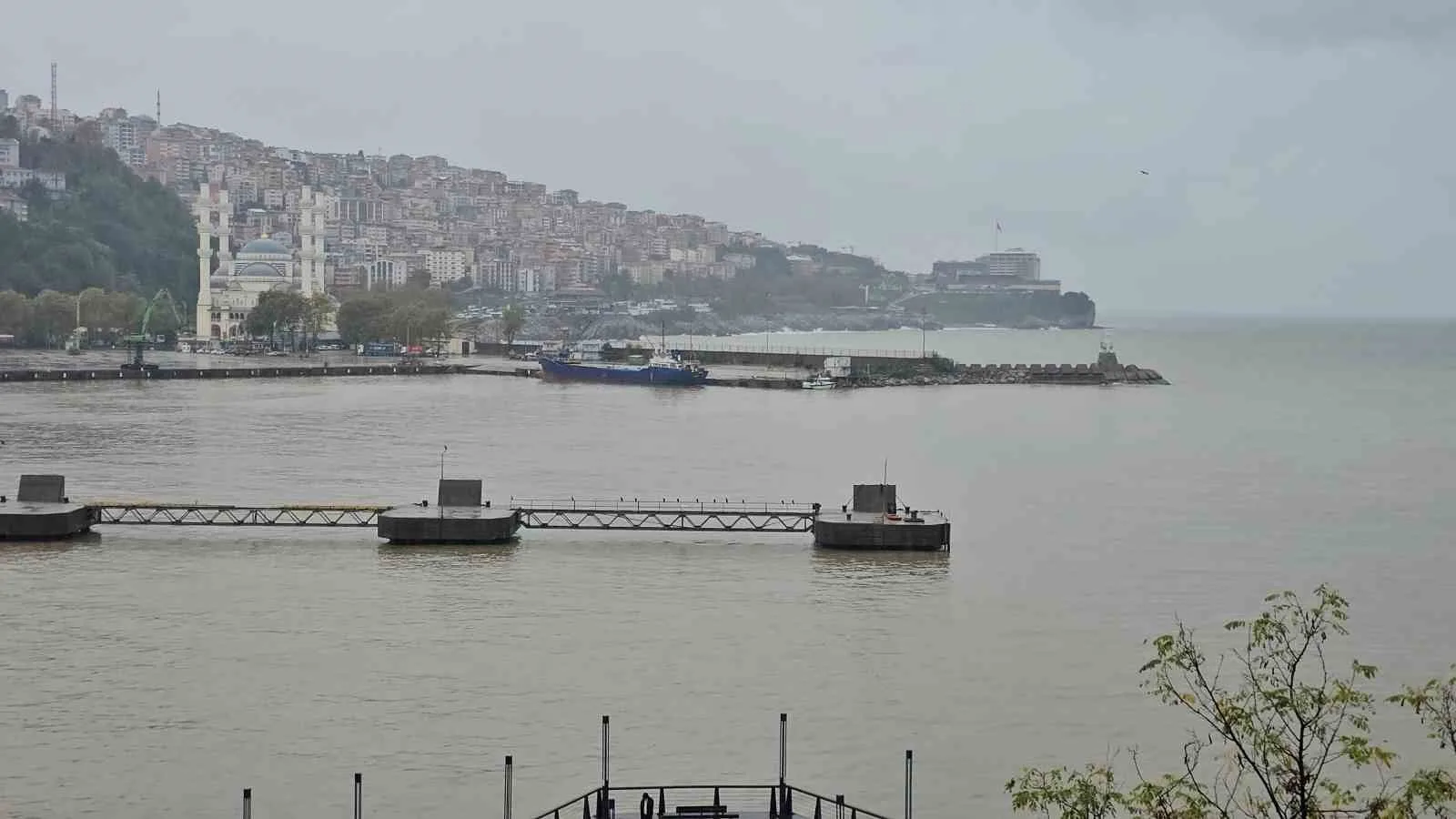 ZONGULDAK'TA ETKİLİ OLAN KUVVETLİ SAĞANAĞIN ARDINDAN KENT MERKEZİNDEKİ DERELERDEN DENİZE TAŞINAN TOPRAK VE ÇAMUR, ZONGULDAK LİMANI'NIN RENGİNİ DEĞİŞTİRDİ. SARI VE KAHVERENGİ TONLARINA BÜRÜNEN LİMANDA, ÇAMURLU SUYUN YAYILDIĞI GENİŞ ALAN DİKKAT ÇEKTİ.