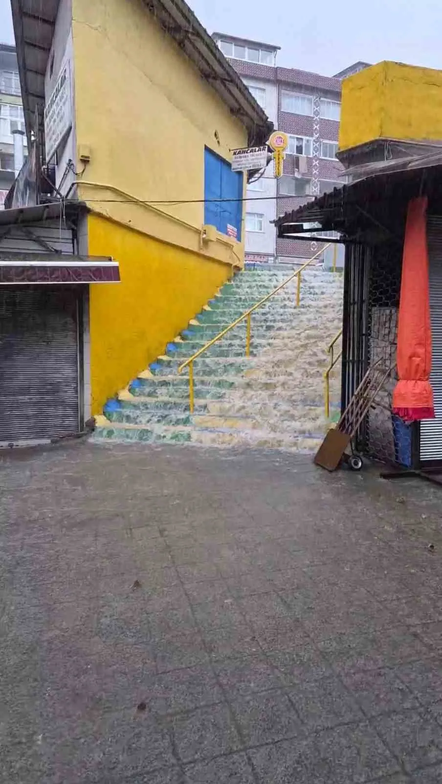 ZONGULDAK'IN EREĞLİ İLÇESİNDE ETKİLİ OLAN SAĞANAK NEDENİYLE METREKAREYE YAKLAŞIK 80 KİLOGRAM YAĞIŞ DÜŞERKEN, YOLLAR GÖLE DÖNDÜ, BAZI ARAÇLAR SU BİRİKİNTİLERİNDE KALDI.