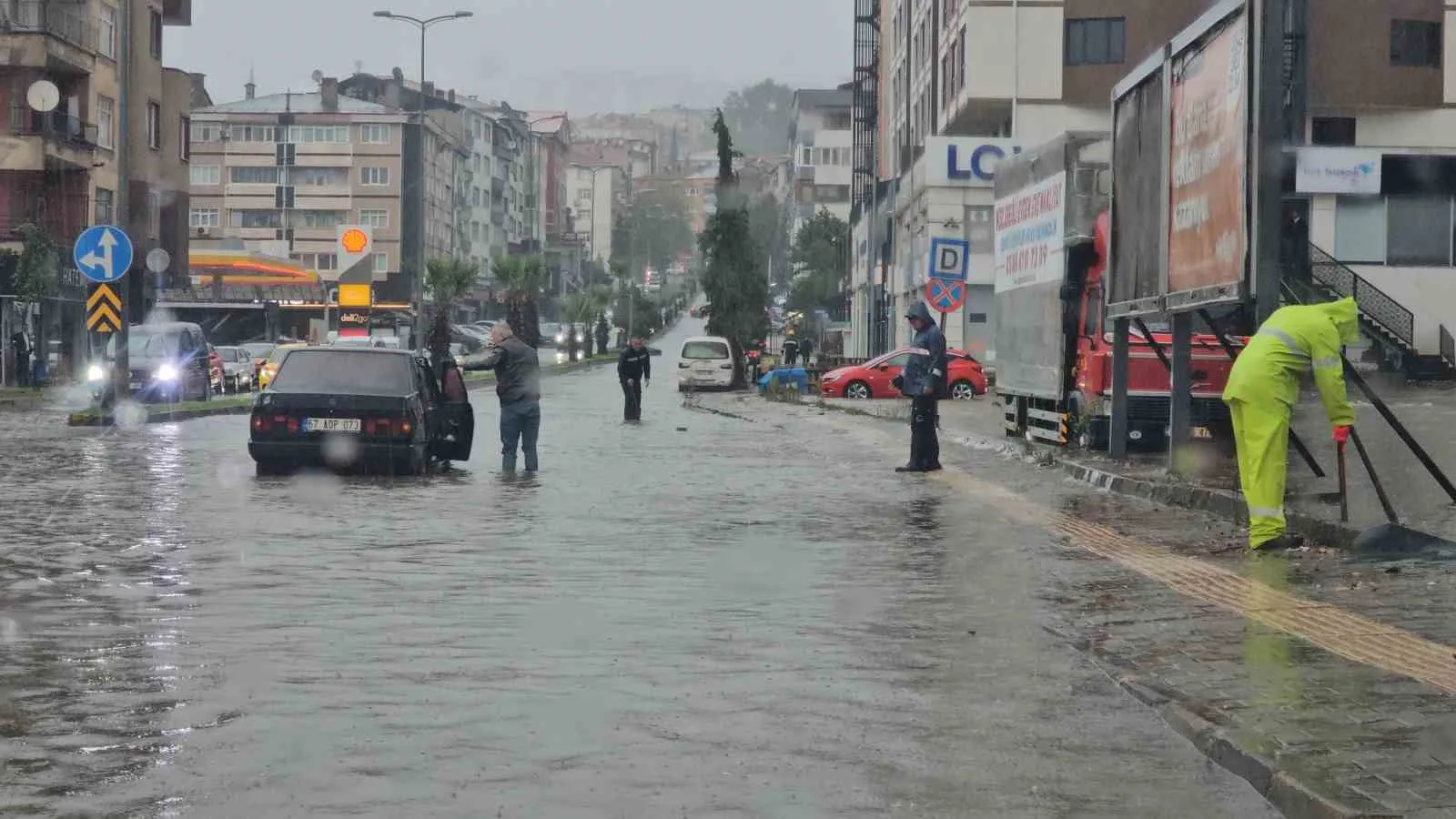 ZONGULDAK'IN EREĞLİ İLÇESİNDE ETKİLİ OLAN SAĞANAK NEDENİYLE METREKAREYE YAKLAŞIK 80 KİLOGRAM YAĞIŞ DÜŞERKEN, YOLLAR GÖLE DÖNDÜ, BAZI ARAÇLAR SU BİRİKİNTİLERİNDE KALDI.