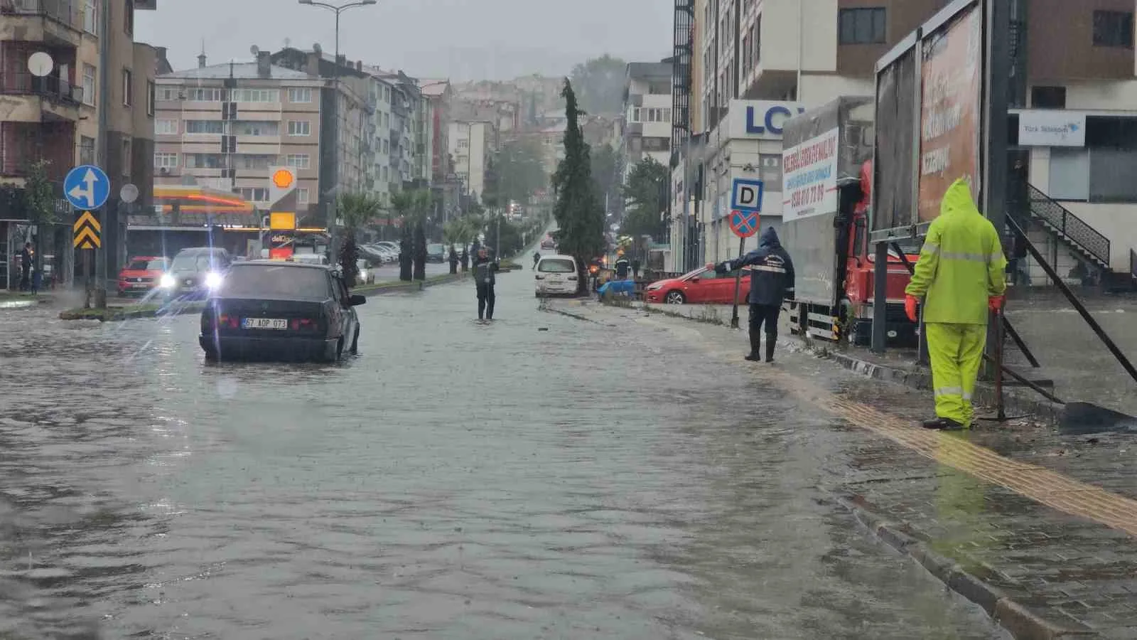 ZONGULDAK'IN EREĞLİ İLÇESİNDE ETKİLİ OLAN SAĞANAK NEDENİYLE METREKAREYE YAKLAŞIK 80 KİLOGRAM YAĞIŞ DÜŞERKEN, YOLLAR GÖLE DÖNDÜ, BAZI ARAÇLAR SU BİRİKİNTİLERİNDE KALDI.
