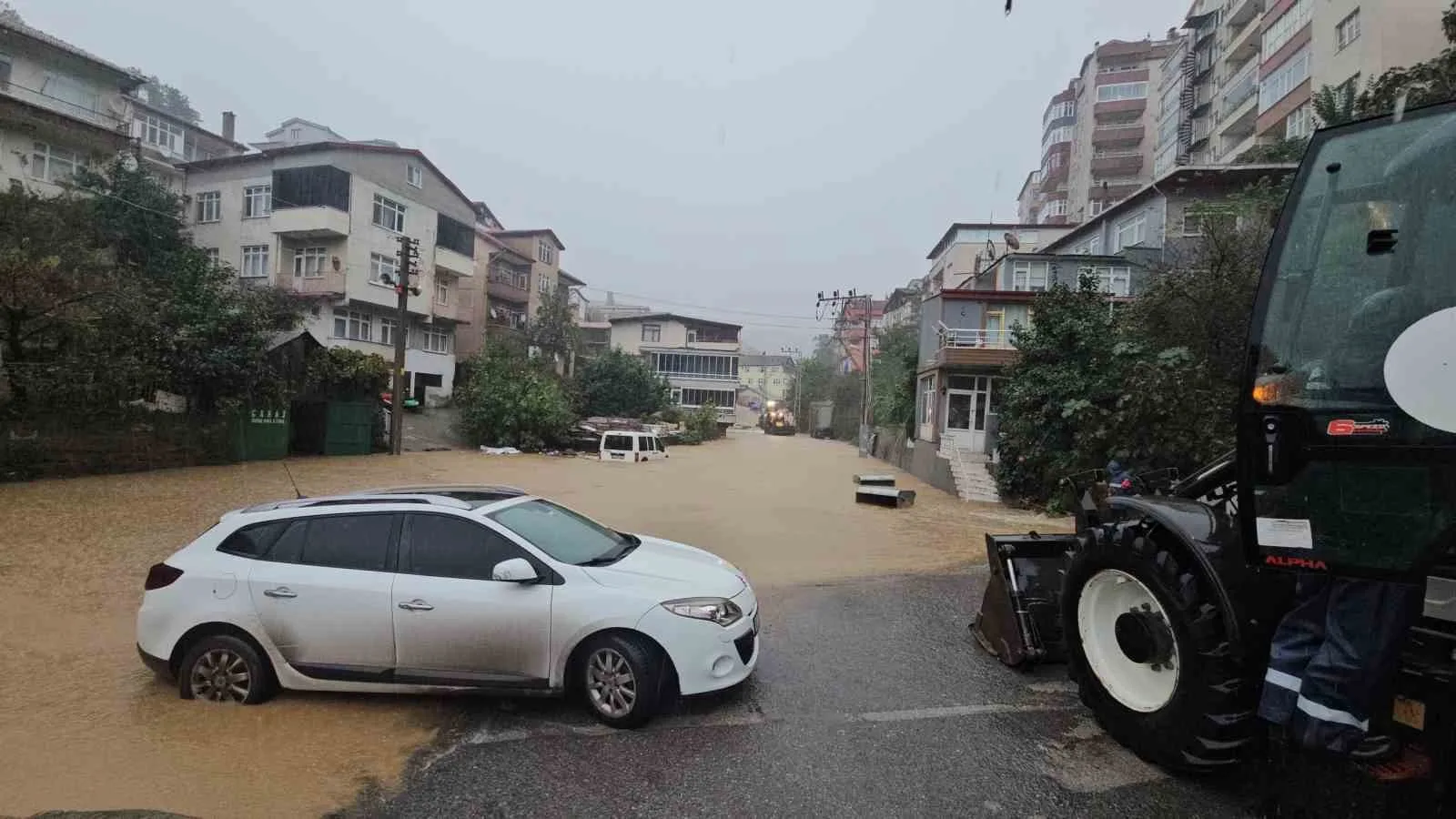 ZONGULDAK'IN EREĞLİ İLÇESİNDE ETKİLİ OLAN SAĞANAK NEDENİYLE METREKAREYE YAKLAŞIK 80 KİLOGRAM YAĞIŞ DÜŞERKEN, YOLLAR GÖLE DÖNDÜ, BAZI ARAÇLAR SU BİRİKİNTİLERİNDE KALDI.