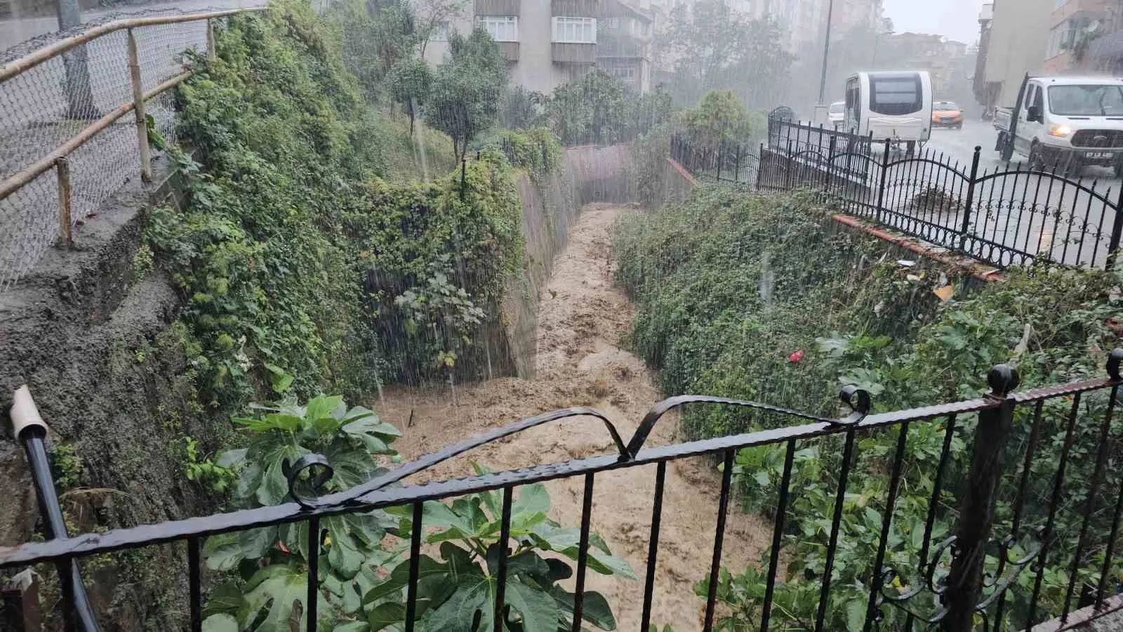 ZONGULDAK'IN EREĞLİ İLÇESİNDE ETKİLİ OLAN SAĞANAK NEDENİYLE METREKAREYE YAKLAŞIK 80 KİLOGRAM YAĞIŞ DÜŞERKEN, YOLLAR GÖLE DÖNDÜ, BAZI ARAÇLAR SU BİRİKİNTİLERİNDE KALDI.