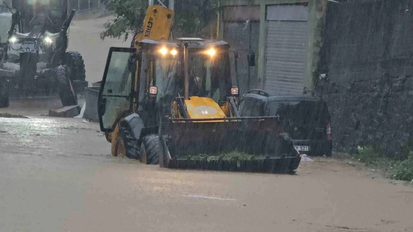ZONGULDAK'IN EREĞLİ İLÇESİNDE ETKİLİ OLAN SAĞANAK NEDENİYLE METREKAREYE YAKLAŞIK 80 KİLOGRAM YAĞIŞ DÜŞERKEN, YOLLAR GÖLE DÖNDÜ, BAZI ARAÇLAR SU BİRİKİNTİLERİNDE KALDI.