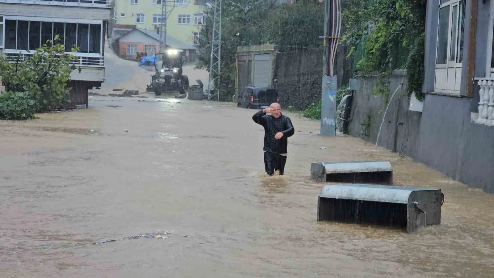 ZONGULDAK'IN EREĞLİ İLÇESİNDE ETKİLİ OLAN SAĞANAK NEDENİYLE METREKAREYE YAKLAŞIK 80 KİLOGRAM YAĞIŞ DÜŞERKEN, YOLLAR GÖLE DÖNDÜ, BAZI ARAÇLAR SU BİRİKİNTİLERİNDE KALDI.