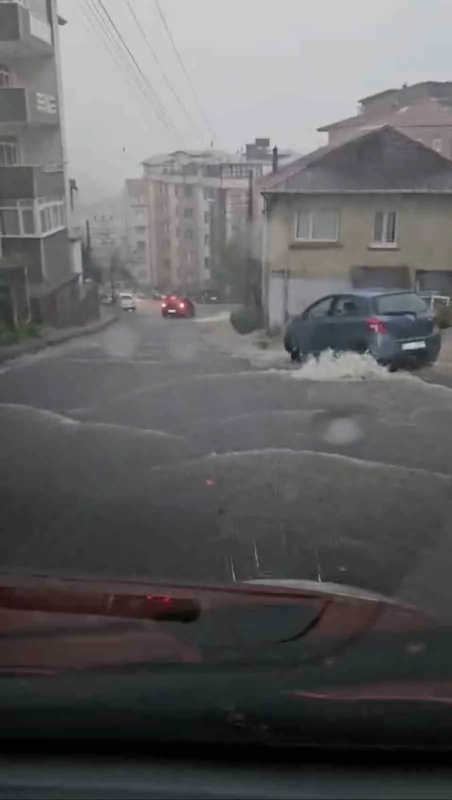 ZONGULDAK'IN EREĞLİ İLÇESİNDE ETKİLİ OLAN SAĞANAK NEDENİYLE METREKAREYE YAKLAŞIK 80 KİLOGRAM YAĞIŞ DÜŞERKEN, YOLLAR GÖLE DÖNDÜ, BAZI ARAÇLAR SU BİRİKİNTİLERİNDE KALDI.