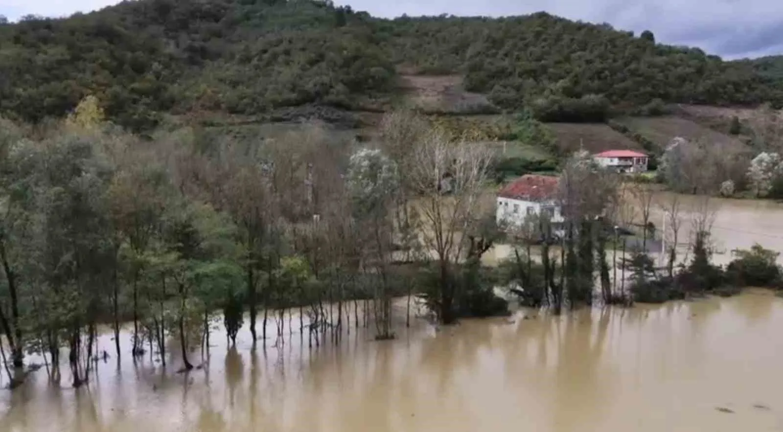 ZONGULDAK'IN ÇAYCUMA İLÇESİNE BAĞLI RAMAZANOĞLU KÖYÜNDE ETKİLİ OLAN YAĞIŞLARIN ARDINDAN MEYDANA GELEN SU BASKINININ BOYUTU DRON GÖRÜNTÜLERİYLE ORTAYA ÇIKTI. YAKLAŞIK 1 KİLOMETRELİK ALANIN SULAR ALTINDA KALDIĞI BÖLGEDE 4 EV İLE BİR KERESTE FABRİKASI DA SU BASKININDAN ETKİLENDİ.
