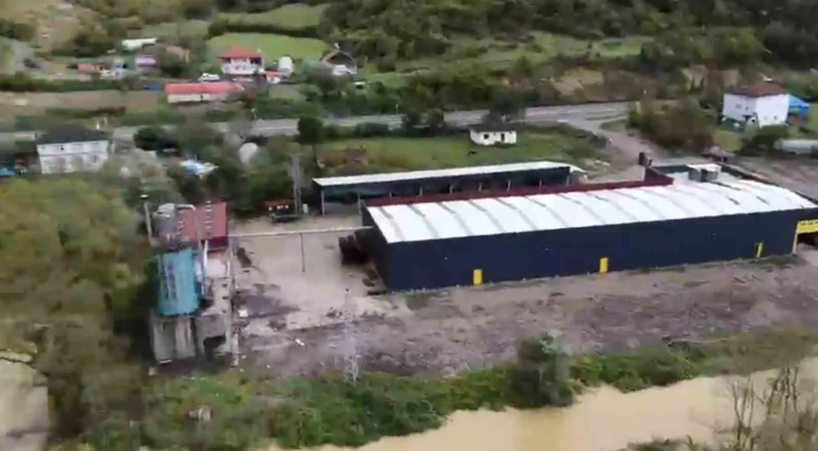 ZONGULDAK'IN ÇAYCUMA İLÇESİNE BAĞLI RAMAZANOĞLU KÖYÜNDE ETKİLİ OLAN YAĞIŞLARIN ARDINDAN MEYDANA GELEN SU BASKINININ BOYUTU DRON GÖRÜNTÜLERİYLE ORTAYA ÇIKTI. YAKLAŞIK 1 KİLOMETRELİK ALANIN SULAR ALTINDA KALDIĞI BÖLGEDE 4 EV İLE BİR KERESTE FABRİKASI DA SU BASKININDAN ETKİLENDİ.