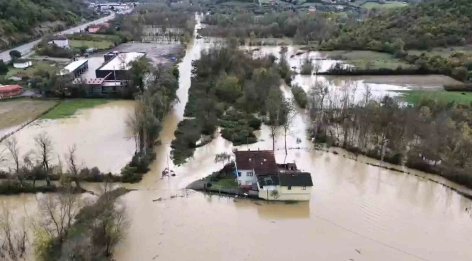 ZONGULDAK'IN ÇAYCUMA İLÇESİNE BAĞLI RAMAZANOĞLU KÖYÜNDE ETKİLİ OLAN YAĞIŞLARIN ARDINDAN MEYDANA GELEN SU BASKINININ BOYUTU DRON GÖRÜNTÜLERİYLE ORTAYA ÇIKTI. YAKLAŞIK 1 KİLOMETRELİK ALANIN SULAR ALTINDA KALDIĞI BÖLGEDE 4 EV İLE BİR KERESTE FABRİKASI DA SU BASKININDAN ETKİLENDİ.