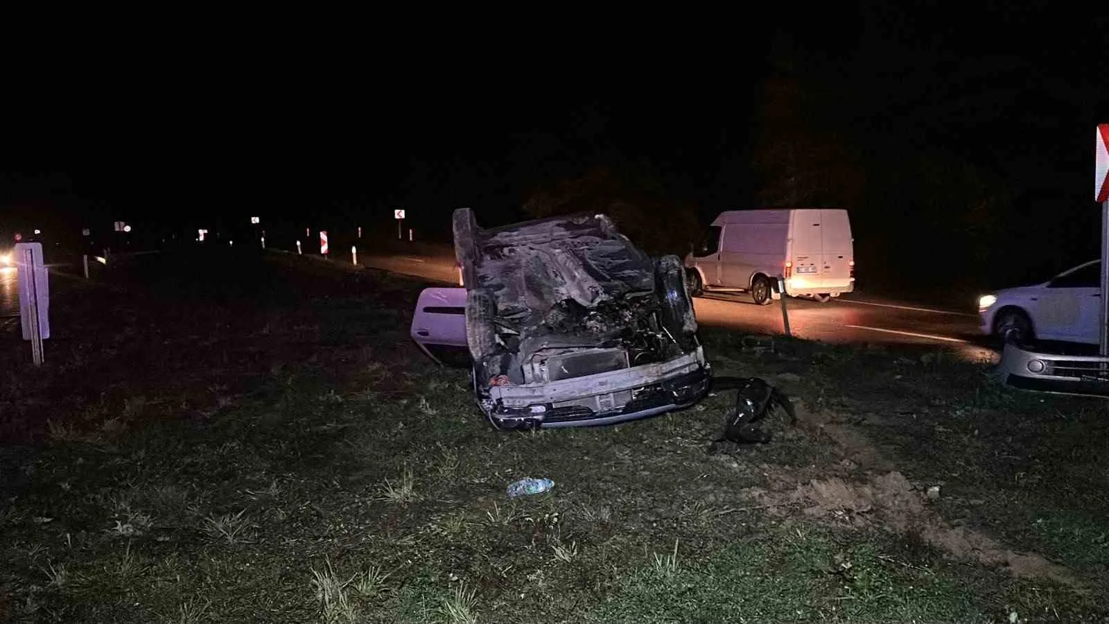 ZONGULDAK’TA KONTROLDEN ÇIKAN BİR OTOMOBİL TAKLA ATTI. KAZADA 2 KİŞİ YARALANDI.