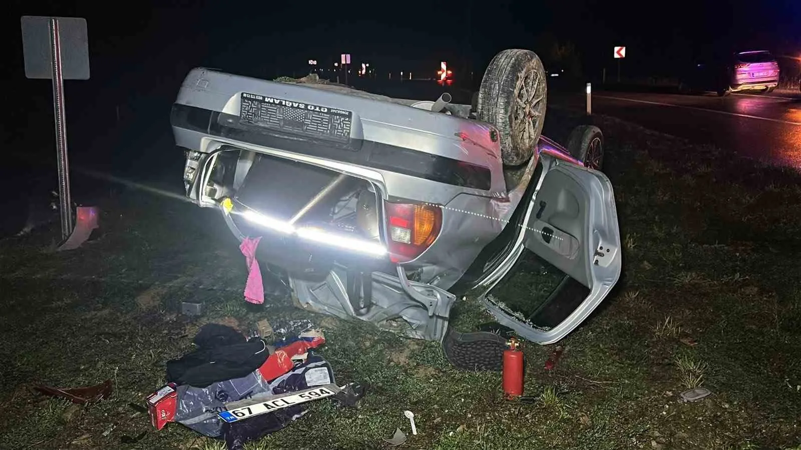 ZONGULDAK’TA KONTROLDEN ÇIKAN BİR OTOMOBİL TAKLA ATTI. KAZADA 2 KİŞİ YARALANDI.