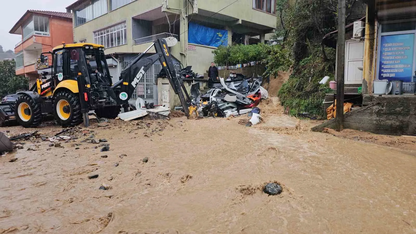 ZONGULDAK'TA SABAHA KARŞI BAŞLAYAN ŞİDDETLİ YAĞIŞ, KENT GENELİNDE HAYATI OLUMSUZ ETKİLEDİ
