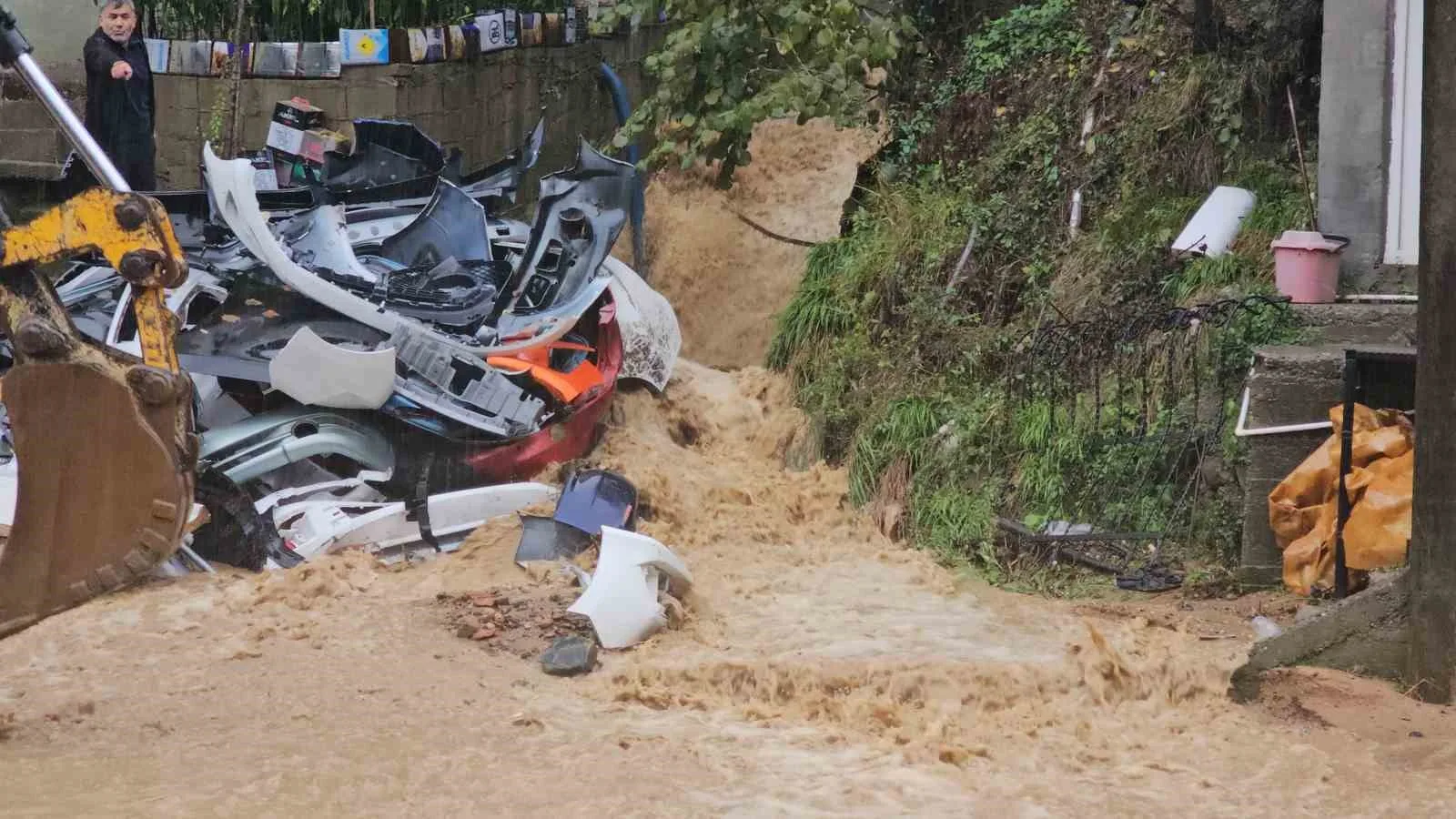ZONGULDAK'TA SABAHA KARŞI BAŞLAYAN ŞİDDETLİ YAĞIŞ, KENT GENELİNDE HAYATI OLUMSUZ ETKİLEDİ