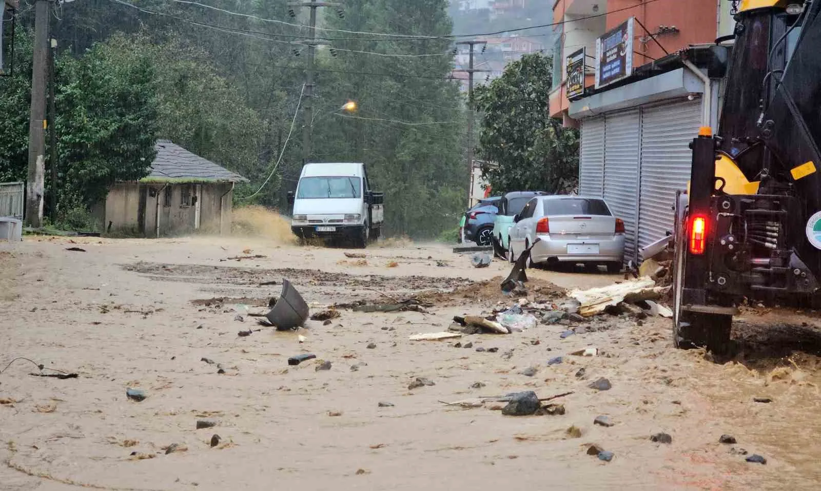 ZONGULDAK'TA SABAHA KARŞI BAŞLAYAN ŞİDDETLİ YAĞIŞ, KENT GENELİNDE HAYATI OLUMSUZ ETKİLEDİ