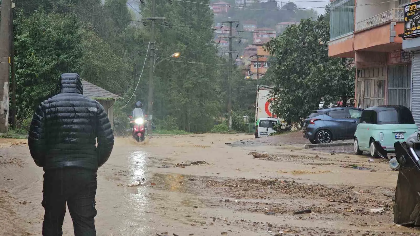 ZONGULDAK'TA SABAHA KARŞI BAŞLAYAN ŞİDDETLİ YAĞIŞ, KENT GENELİNDE HAYATI OLUMSUZ ETKİLEDİ