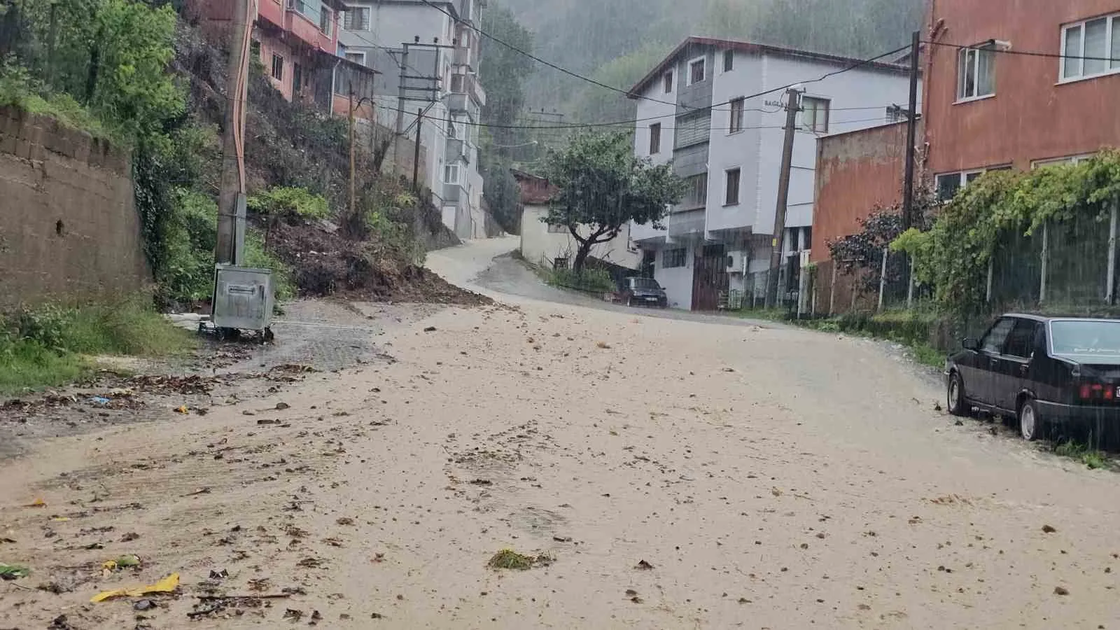 ZONGULDAK'TA SABAHA KARŞI BAŞLAYAN ŞİDDETLİ YAĞIŞ, KENT GENELİNDE HAYATI OLUMSUZ ETKİLEDİ