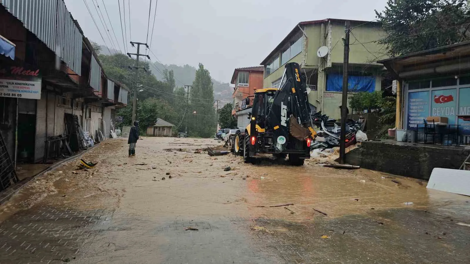 ZONGULDAK'TA SABAHA KARŞI BAŞLAYAN ŞİDDETLİ YAĞIŞ, KENT GENELİNDE HAYATI OLUMSUZ ETKİLEDİ