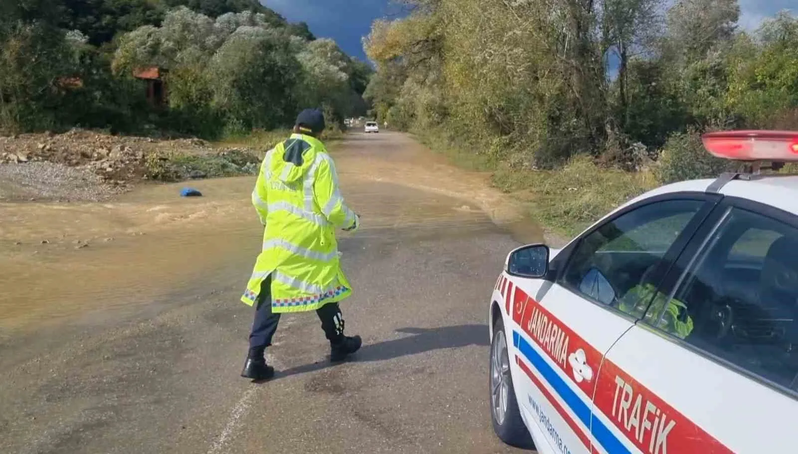 ZONGULDAK’TA FİLYOS-GÖKÇELER GÜZERGÂHINDA MEYDANA GELEN SU TAŞKINI NEDENİYLE BÖLGE TRAFİK EKİPLERİ GÜVENLİK ÖNLEMLERİNİ ARTIRDI.