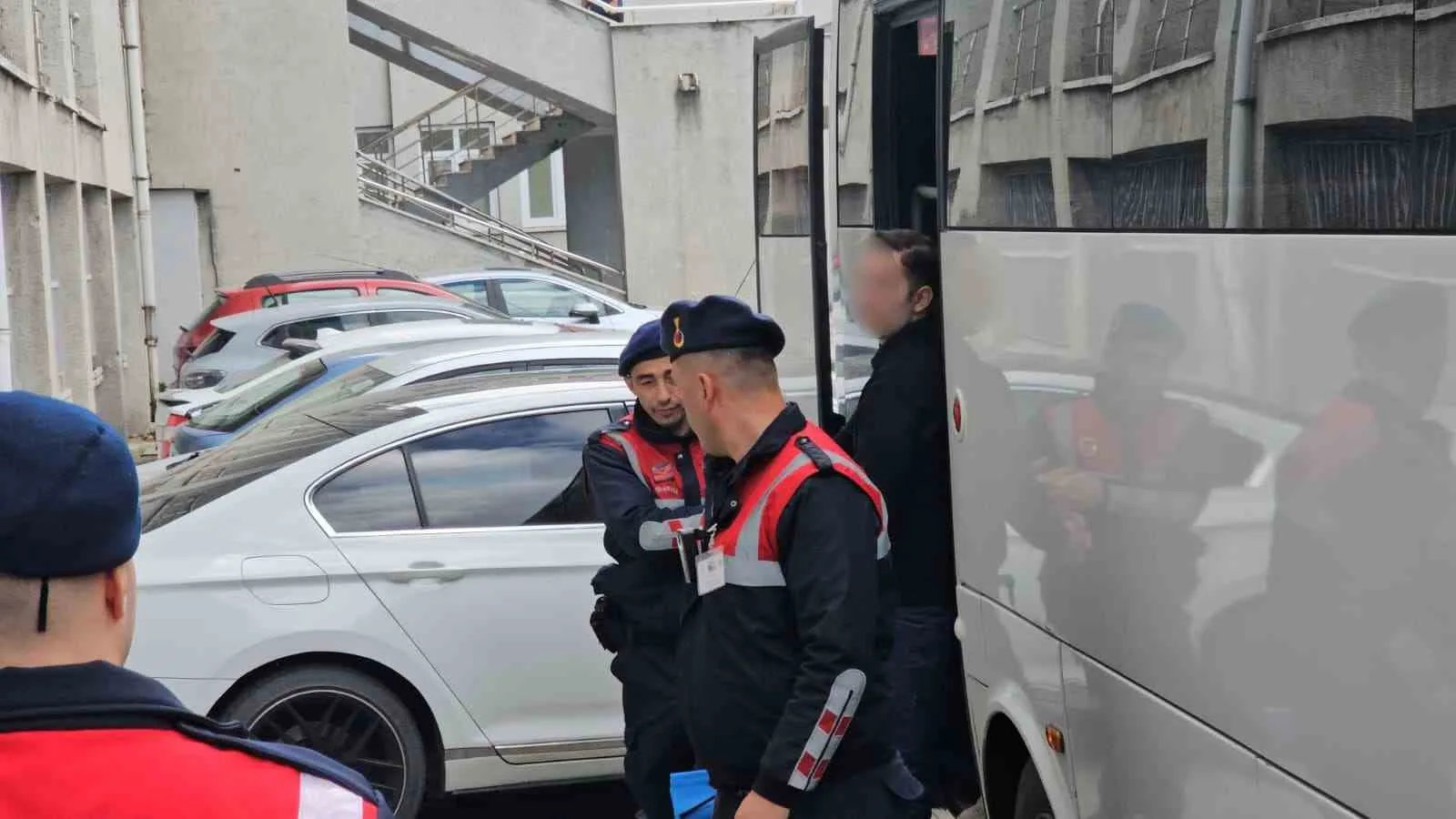 ZONGULDAK’TA POLİS EKİPLERİNCE TERÖR ÖRGÜTLERİNE YÖNELİK DÜZENLENEN OPERASYONDA TUTUKLANAN 1'Ü TUTUKLU 4 ÜNİVERSİTE ÖĞRENCİSİ HAKİM KARŞISINA ÇIKTI.
