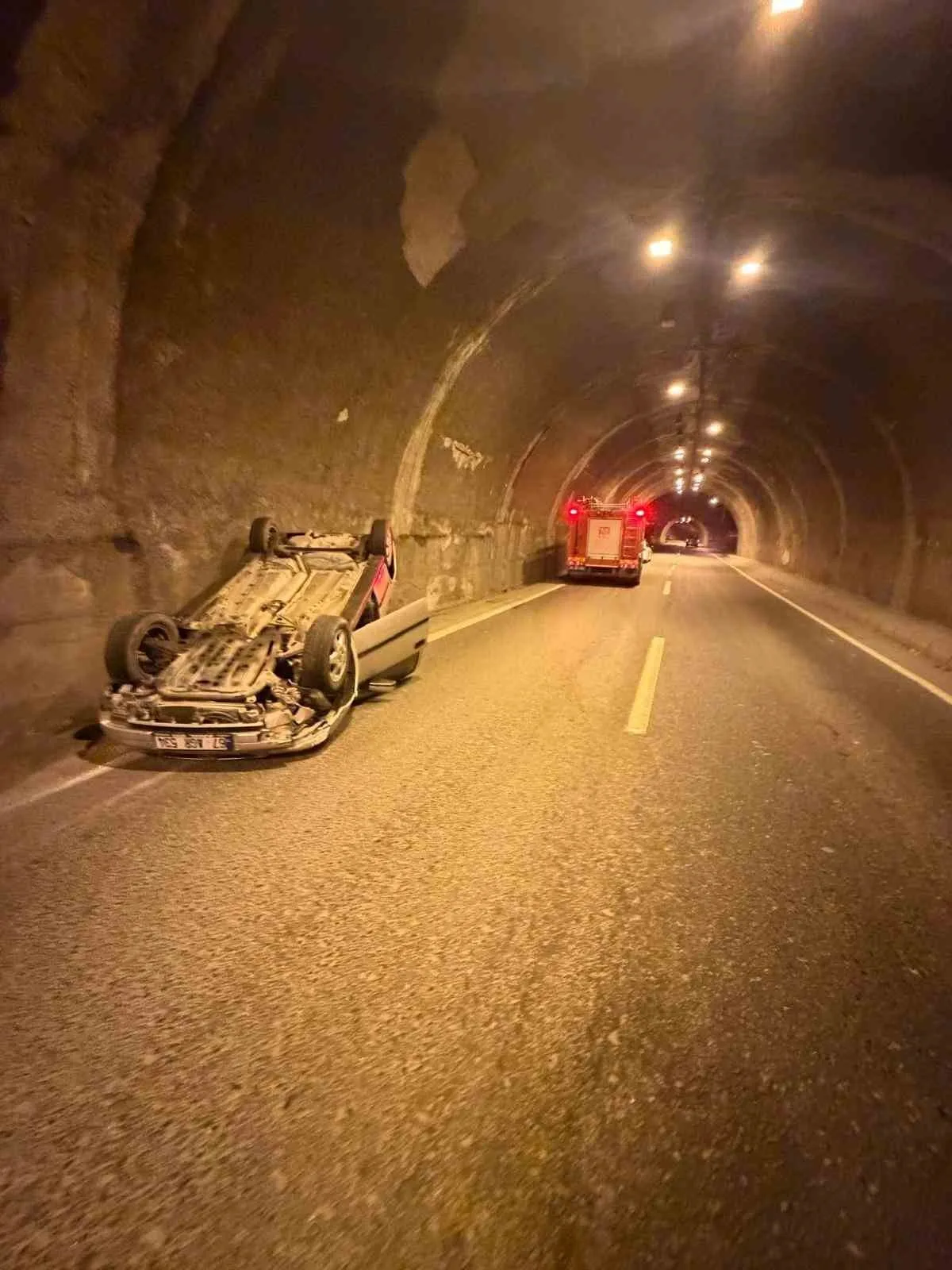 ZONGULDAK'IN KOZLU İLÇESİNDE DEĞİRMENAĞZI TÜNELLERİNDE KONTROLDEN ÇIKARAK TAKLA ATAN OTOMOBİLİN SÜRÜCÜSÜ YARALANDI. KAZA NEDENİYLE TÜNELDE ULAŞIM BİR SÜRE KONTROLLÜ SAĞLANDI.