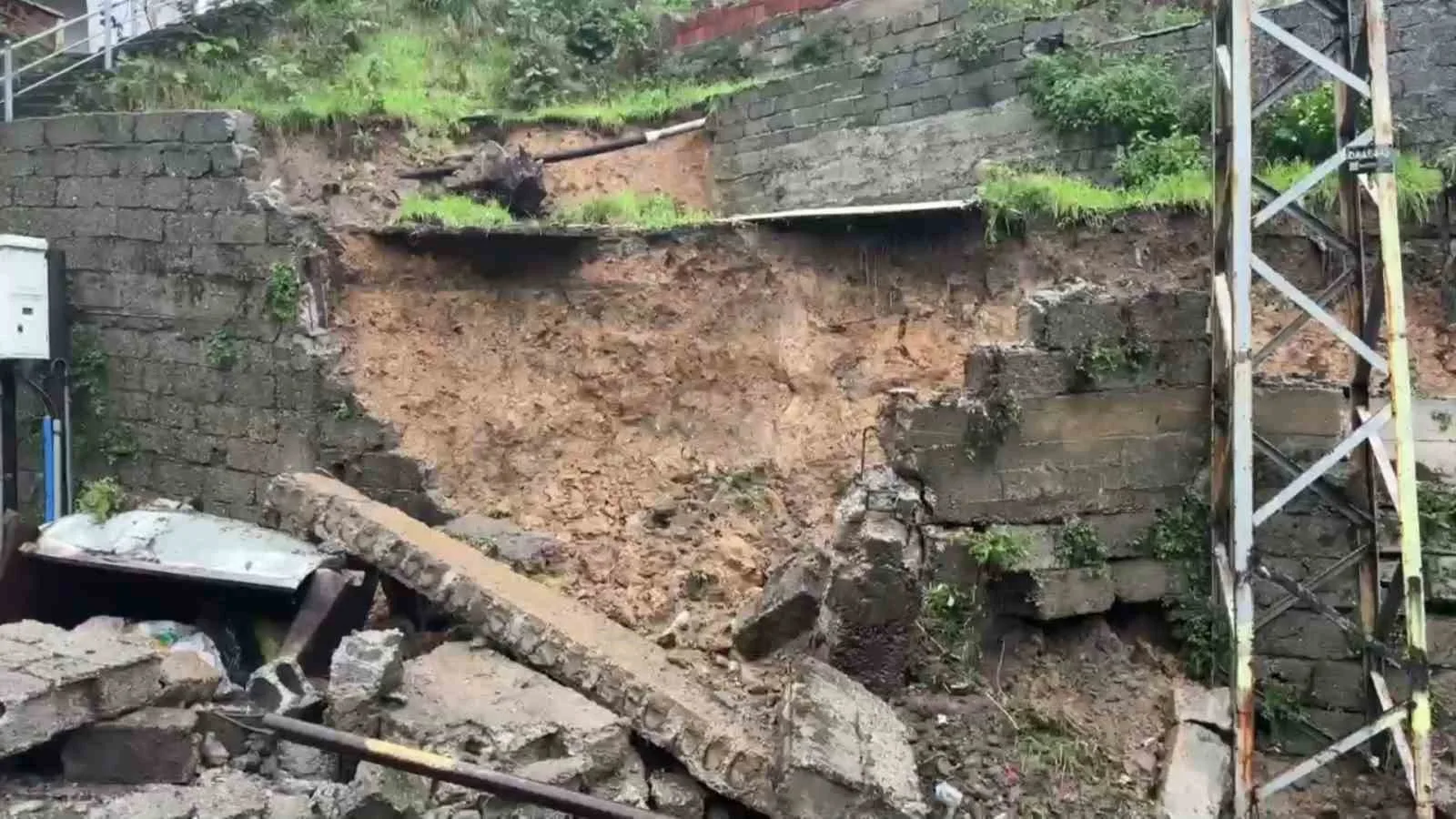 ZONGULDAK'TA ŞİDDETLİ YAĞIŞIN ARDINDAN HEYELAN MEYDANA GELDİ. HEYELAN SONUCU BİR İSTİNAT DUVARI ÇÖKTÜ.