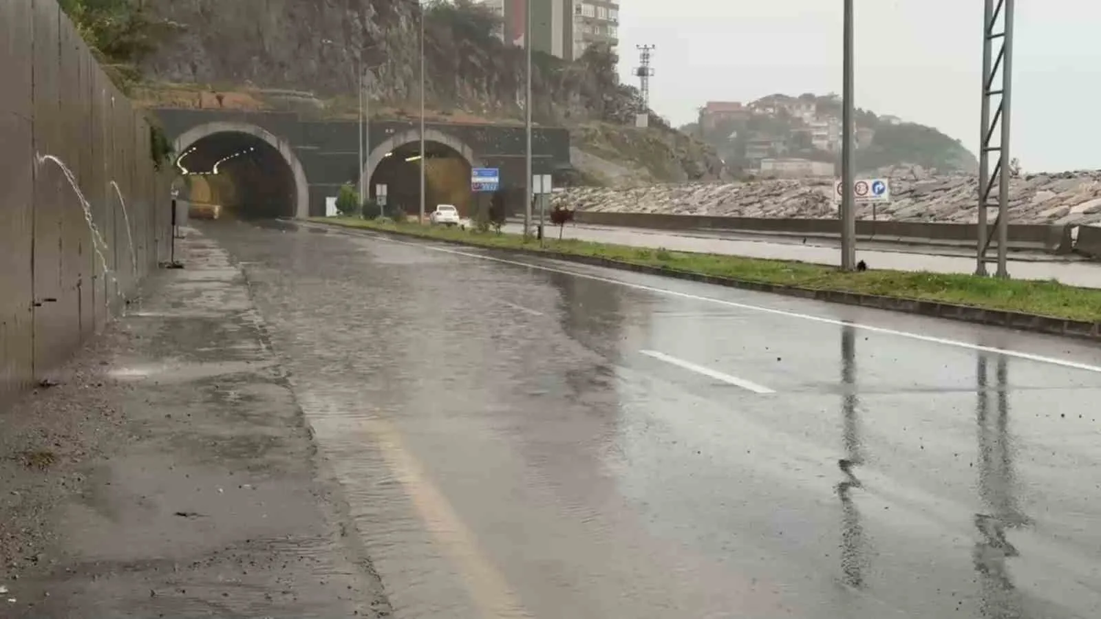 ZONGULDAK-KİLİMLİ SAHİL YOLUNDA DA YAĞIŞIN ARDINDAN SU BİRİKİNTİLERİ OLUŞTU. SÜRÜCÜLER TEDBİRLİ SEYRETTİ.