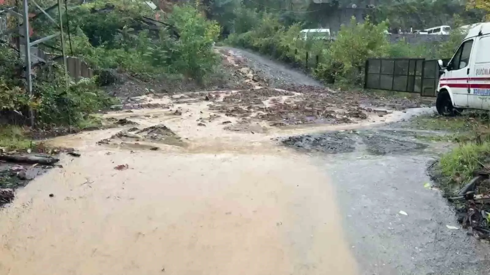 ZONGULDAK'TA ŞİDDETLİ YAĞIŞIN ARDINDAN HEYELAN MEYDANA GELDİ.