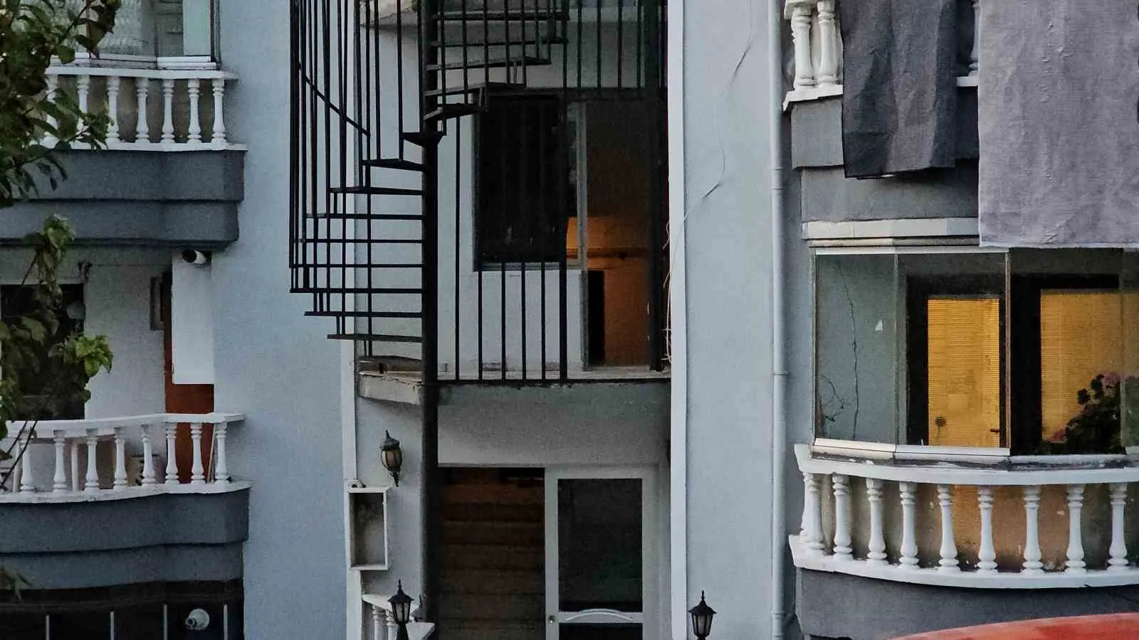 ZONGULDAK'TA KOMŞULARININ KÖTÜ KOKU ŞİKAYETİYLE 55 YAŞINDAKİ NECMETTİN SEZER'İN EVİNE GELEN EKİPLER YALNIZ YAŞAYAN ADAMIN CANSIZ BEDENİYLE KARŞILAŞTI.