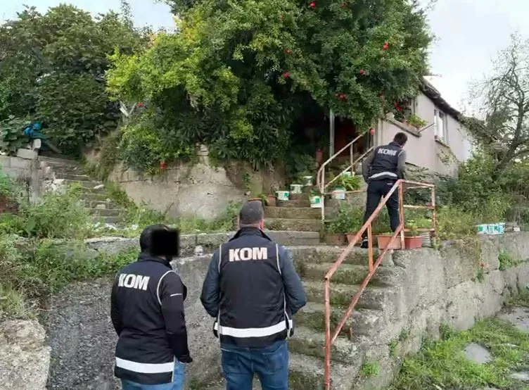 ZONGULDAK'TA RUHSATSIZ MADEN OCAKLARINA YÖNELİK DENETİMLERDE RÜŞVET ALINDIĞI İDDİALARI ÜZERİNE DÜZENLENEN VE 4 ŞÜPHELİNİN TUTUKLANDIĞI OPERASYONUN GÖRÜNTÜLERİ ORTAYA ÇIKTI.